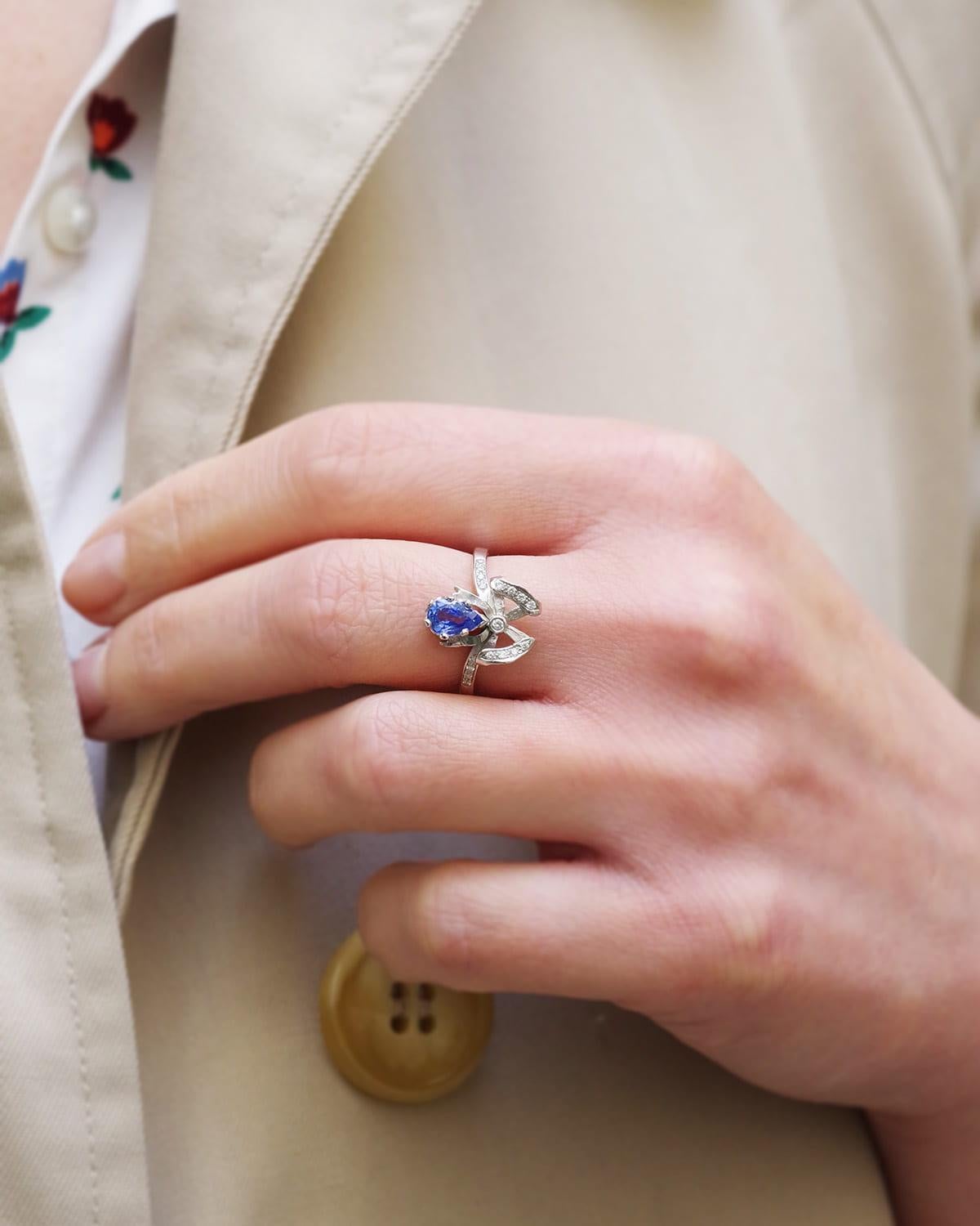 Contemporary Pear-cut sapphire bow ring in 18k white gold, romantic ribbon vintage ring For Sale