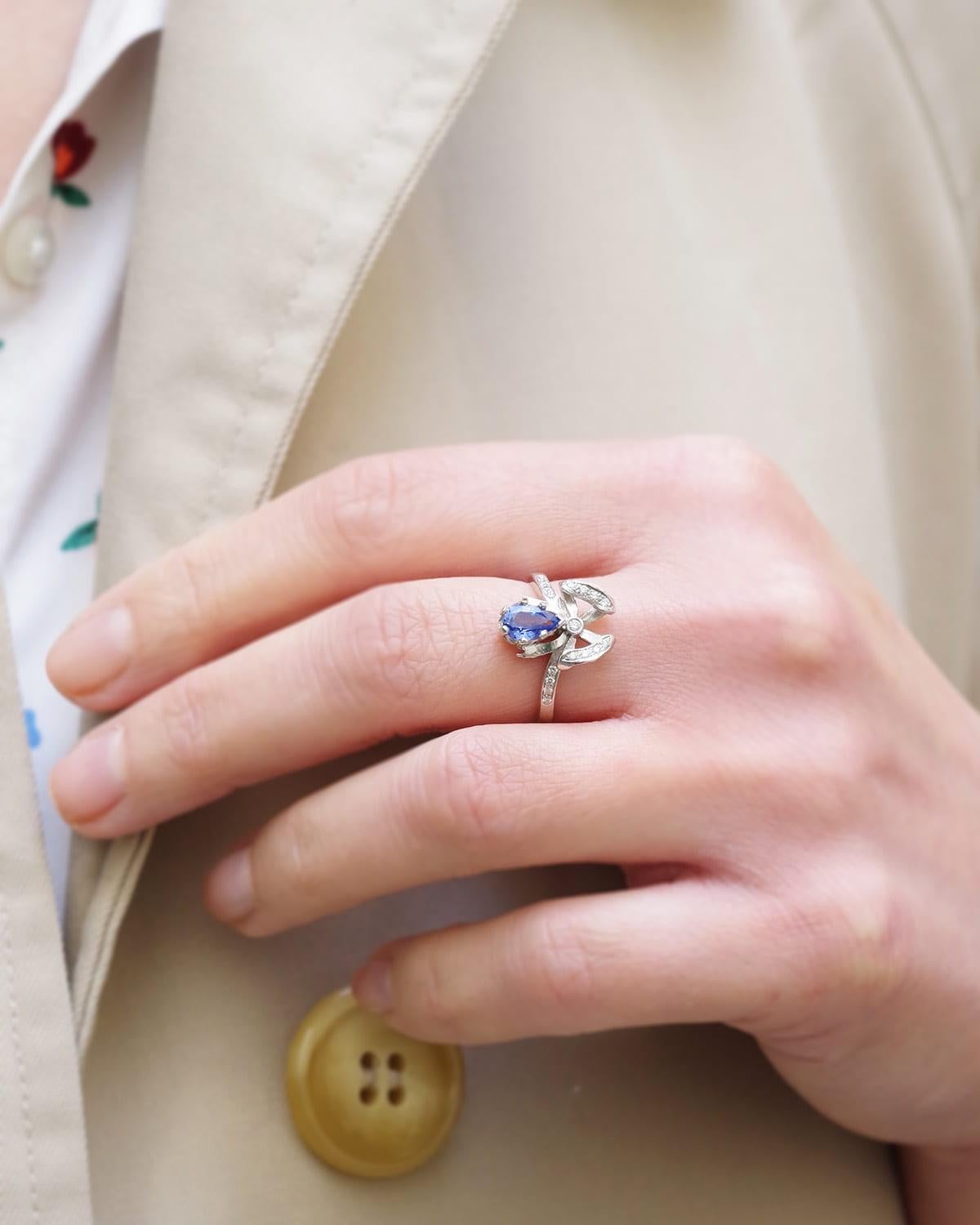 Pear Cut Pear-cut sapphire bow ring in 18k white gold, romantic ribbon vintage ring For Sale
