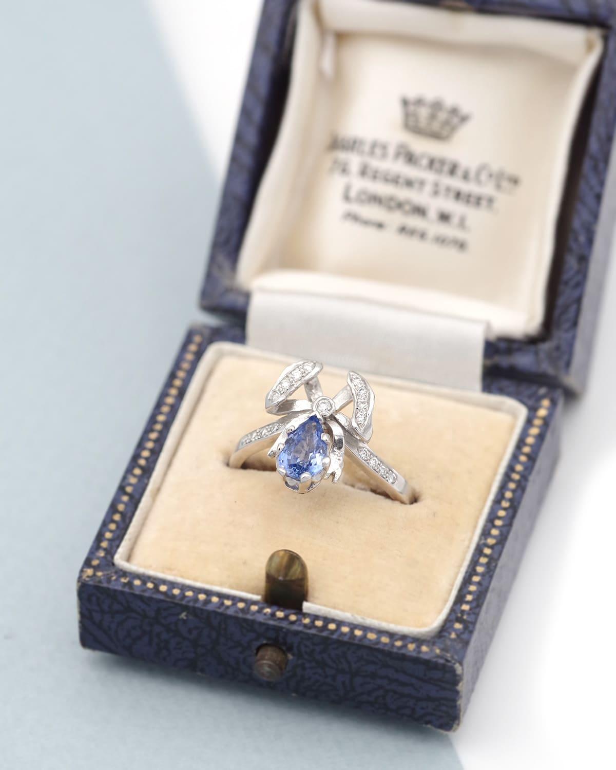 Pear-cut sapphire bow ring in 18k white gold, romantic ribbon vintage ring In Good Condition For Sale In PARIS, FR