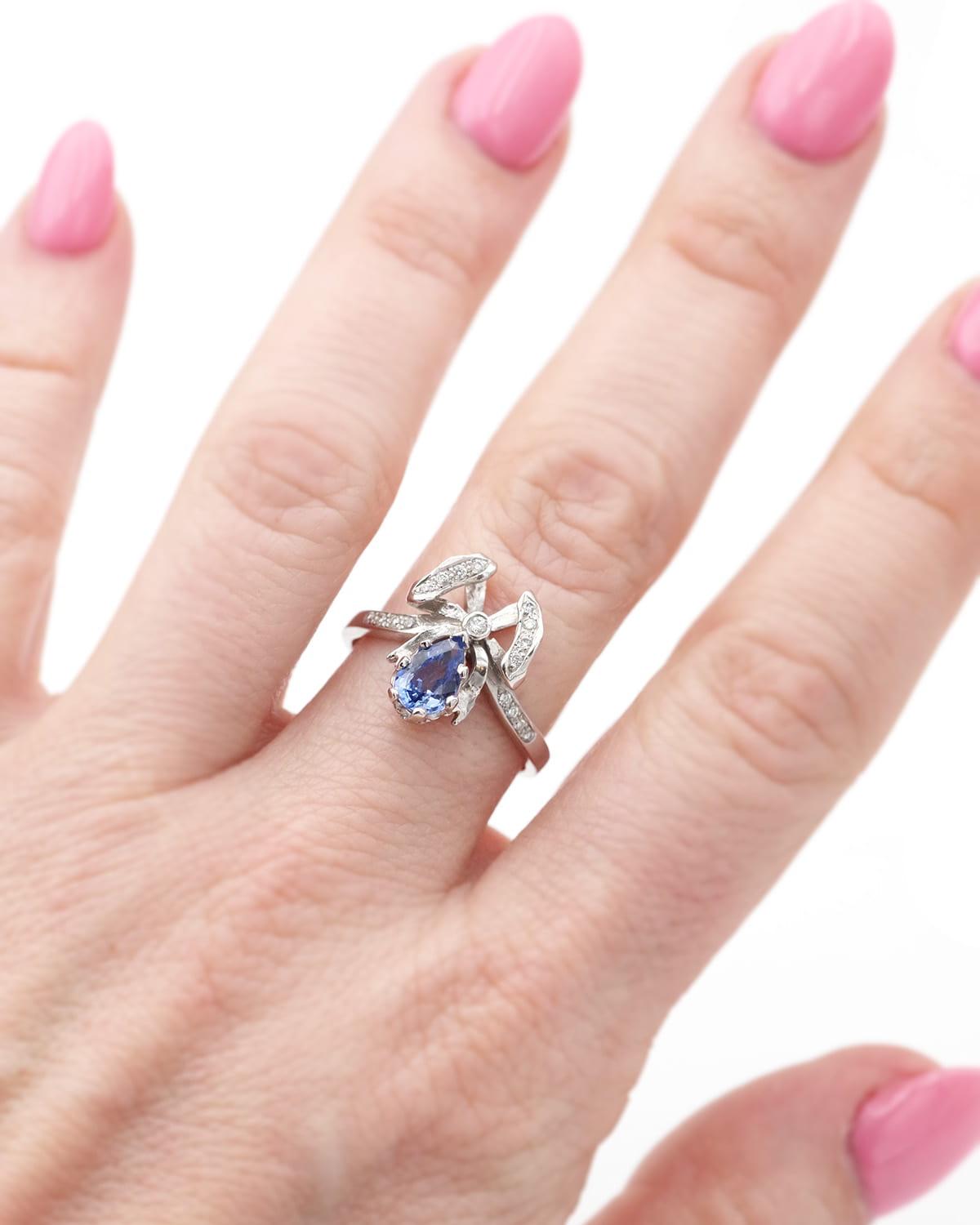 Women's Pear-cut sapphire bow ring in 18k white gold, romantic ribbon vintage ring For Sale