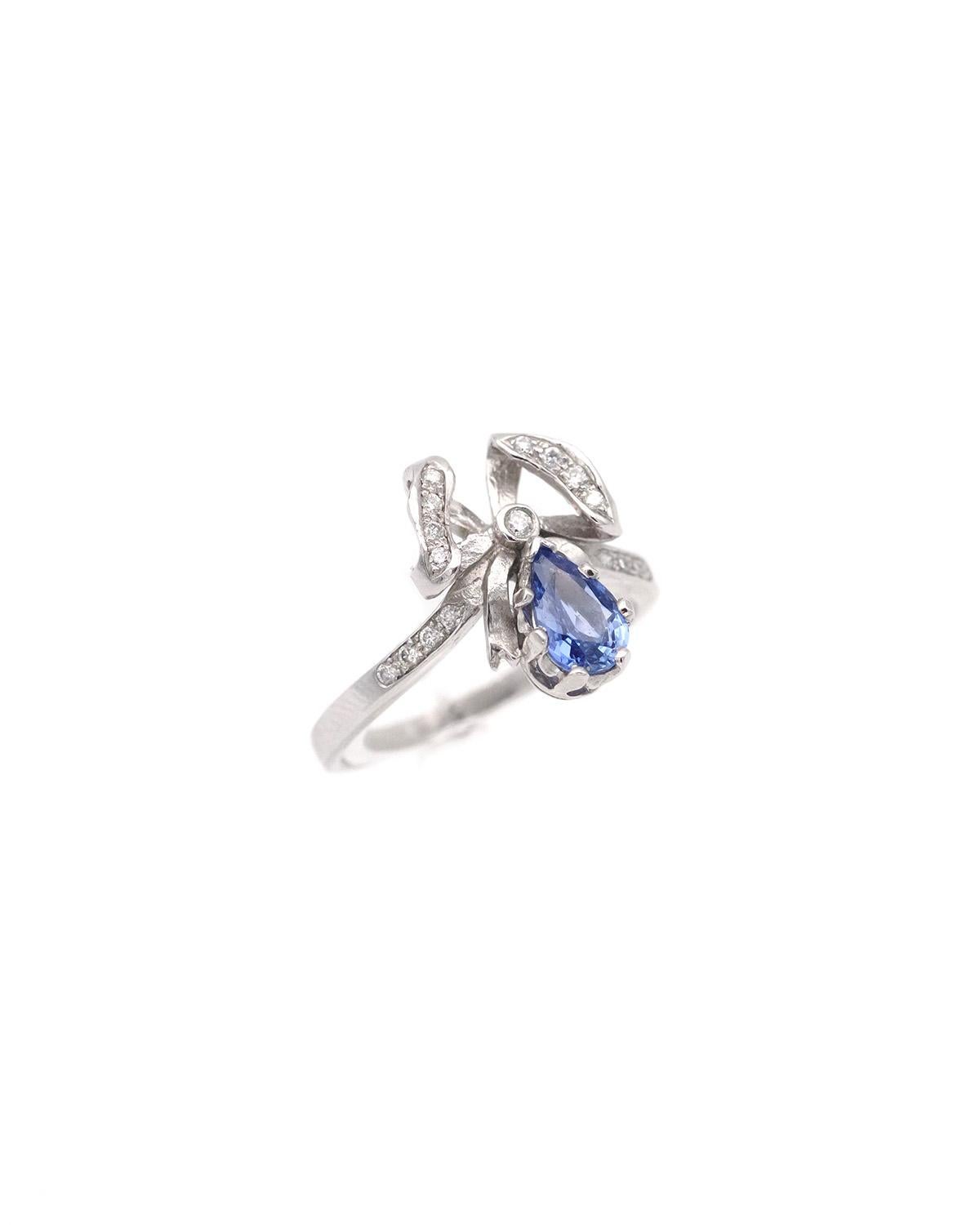 Pear-cut sapphire bow ring in 18k white gold, romantic ribbon vintage ring For Sale 1