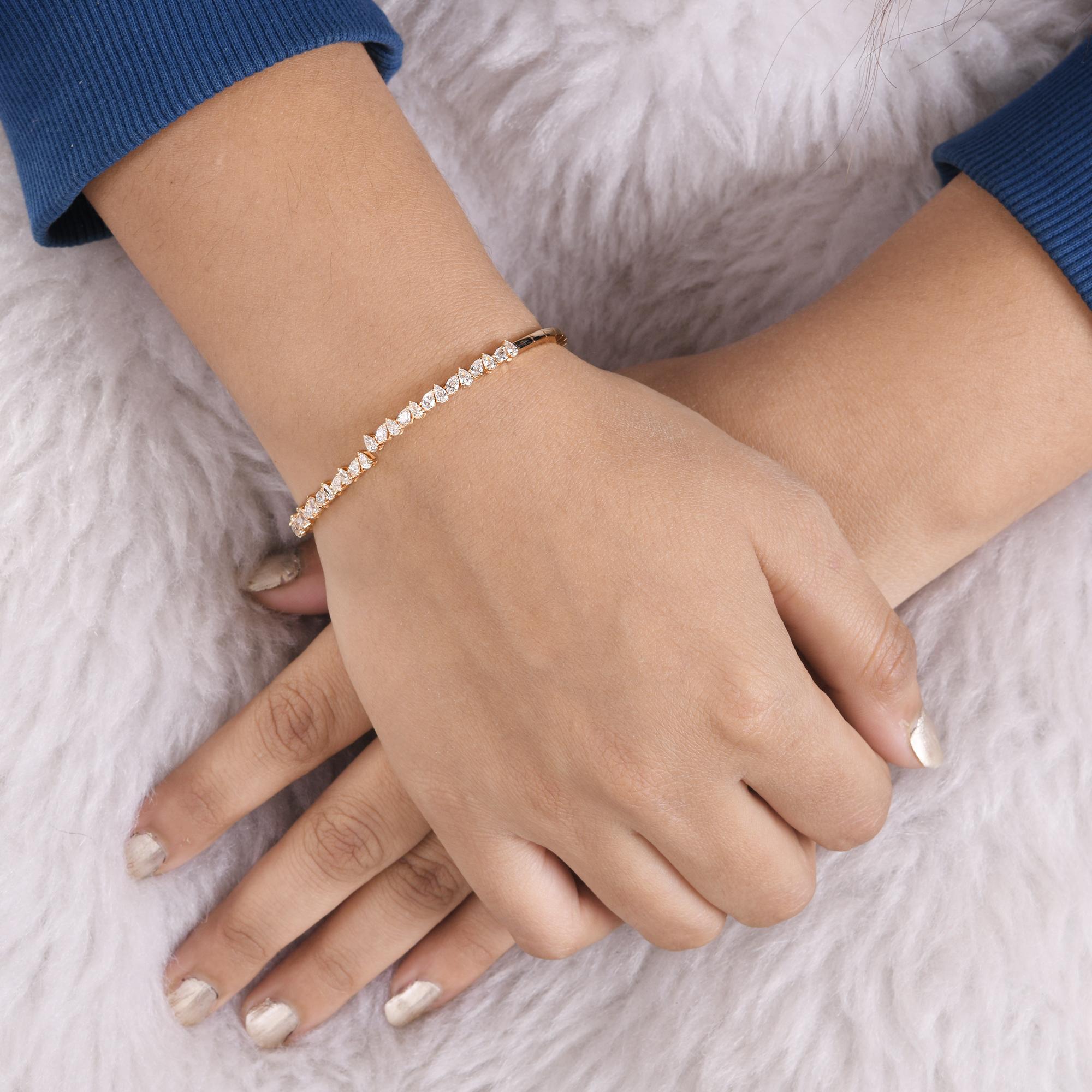 Bracelet empilable en or jaune 14k pour femmes, diamant naturel SI/H 1,45 carat, taille poire
Ce bracelet présente une gracieuse rangée de diamants en forme de poire sertis à la main, disposés sans discontinuité pour créer une silhouette fluide et