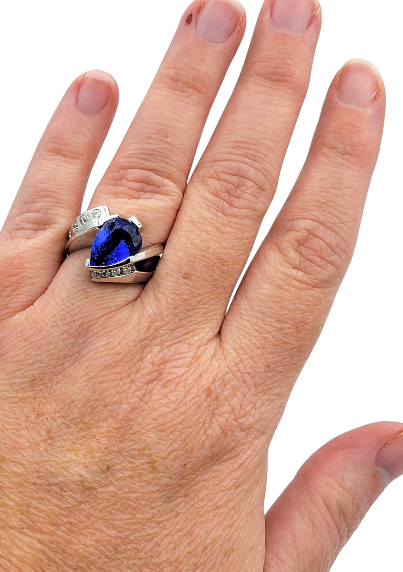Anello con tanzanite taglio pera e diamanti in stile bypass in oro bianco 14 carati in vendita 5