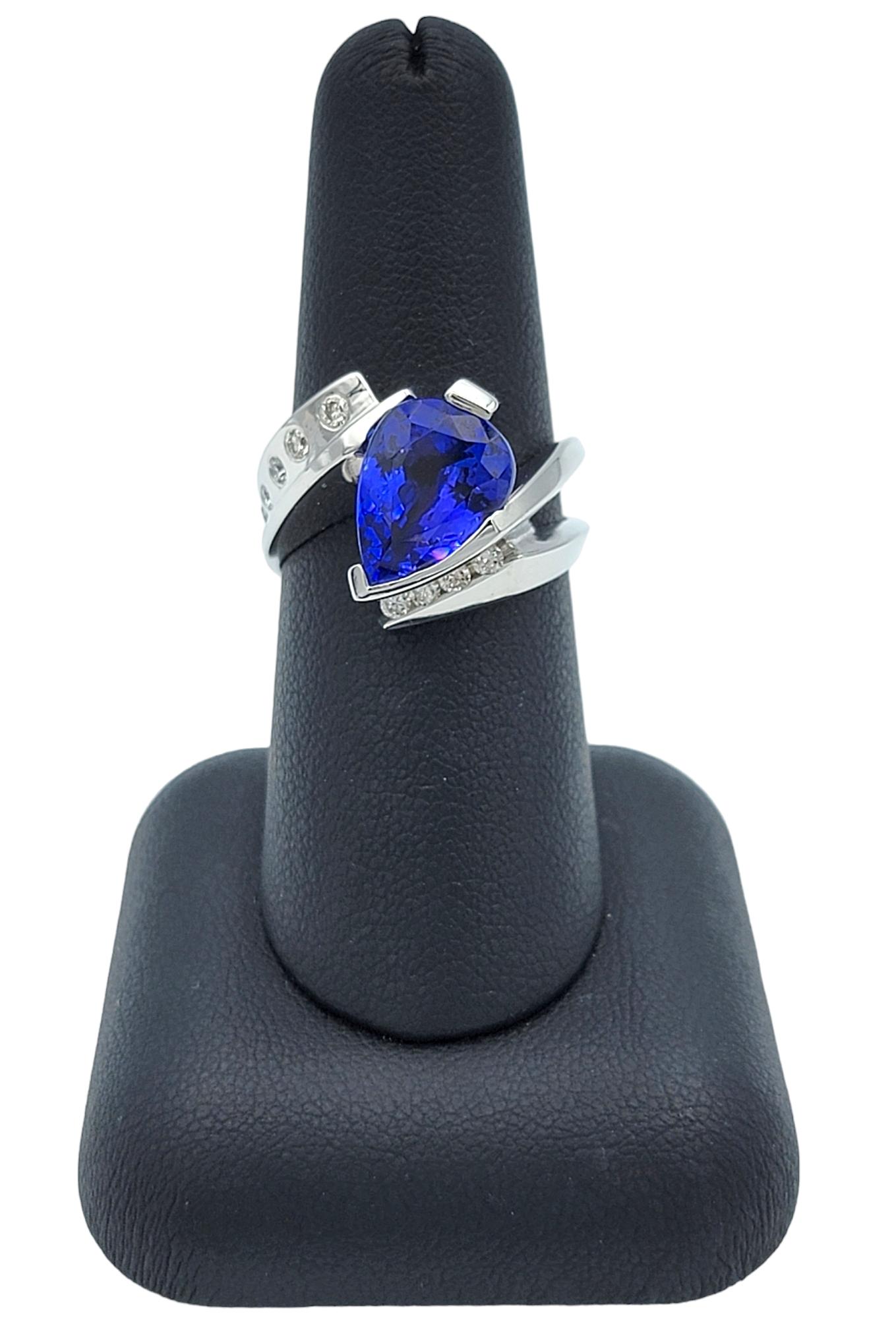 Anello con tanzanite taglio pera e diamanti in stile bypass in oro bianco 14 carati in vendita 6