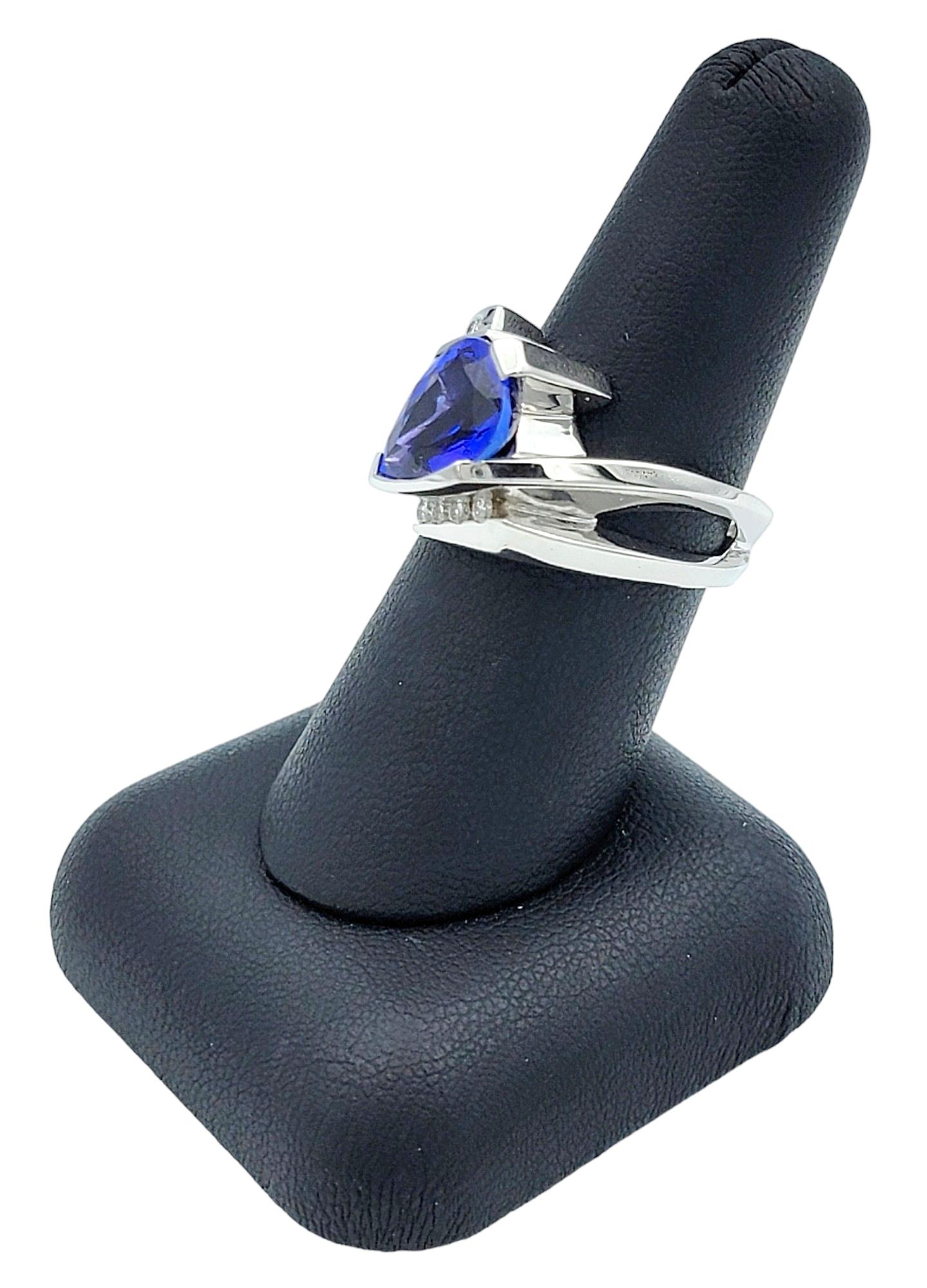 Anello con tanzanite taglio pera e diamanti in stile bypass in oro bianco 14 carati in vendita 7