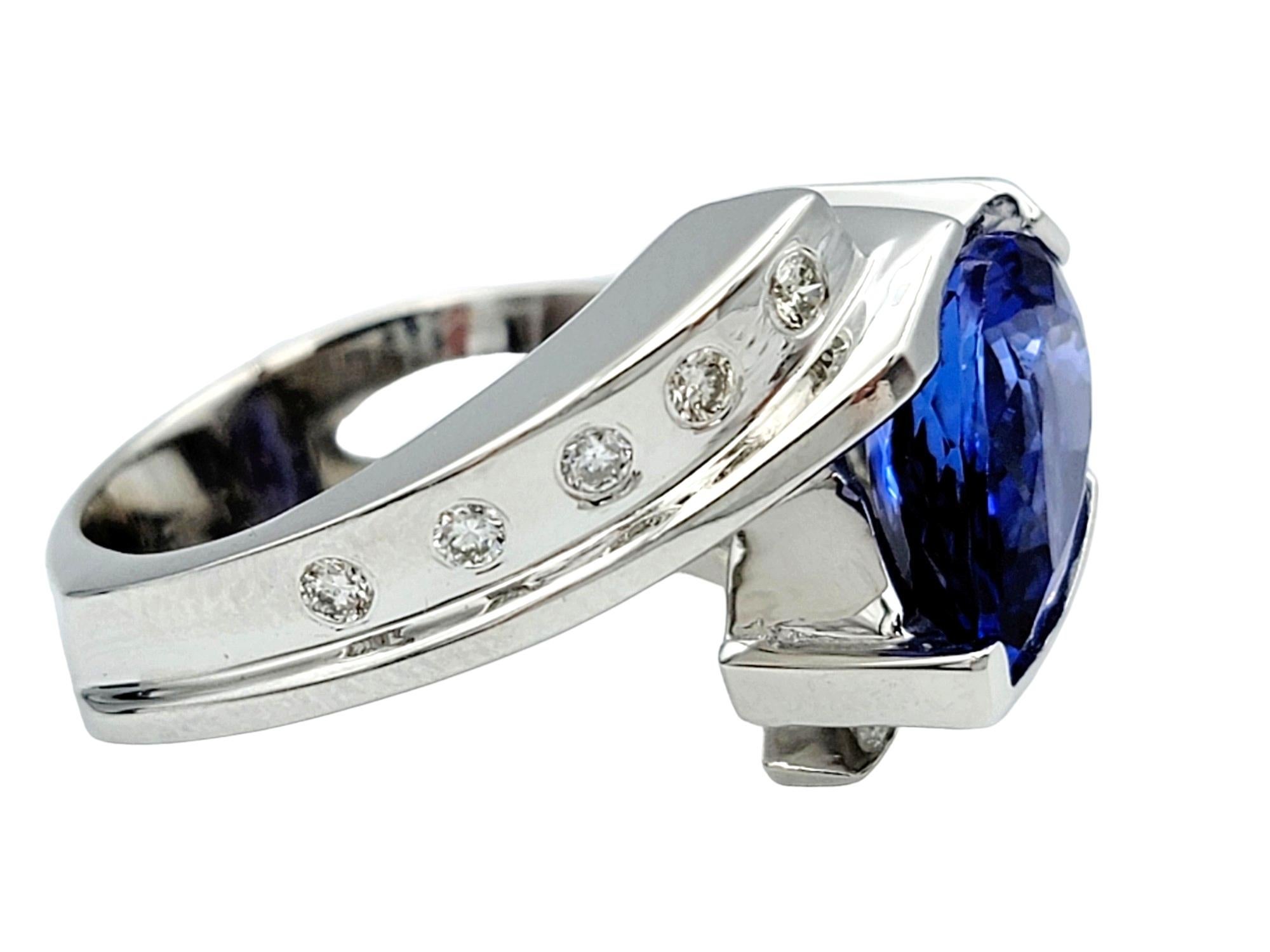 Taglio a goccia Anello con tanzanite taglio pera e diamanti in stile bypass in oro bianco 14 carati in vendita