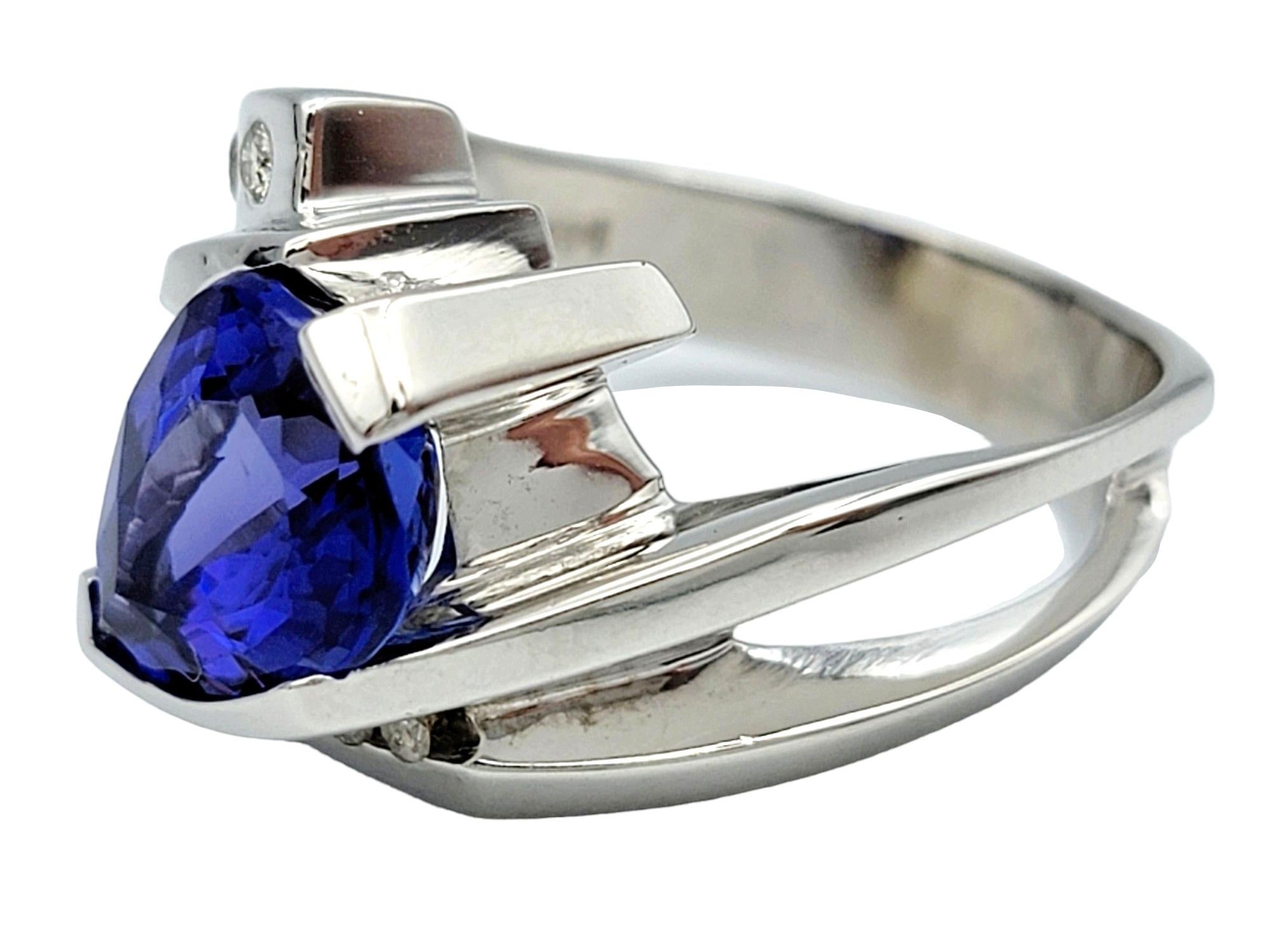 Anello con tanzanite taglio pera e diamanti in stile bypass in oro bianco 14 carati In condizioni buone in vendita a Scottsdale, AZ