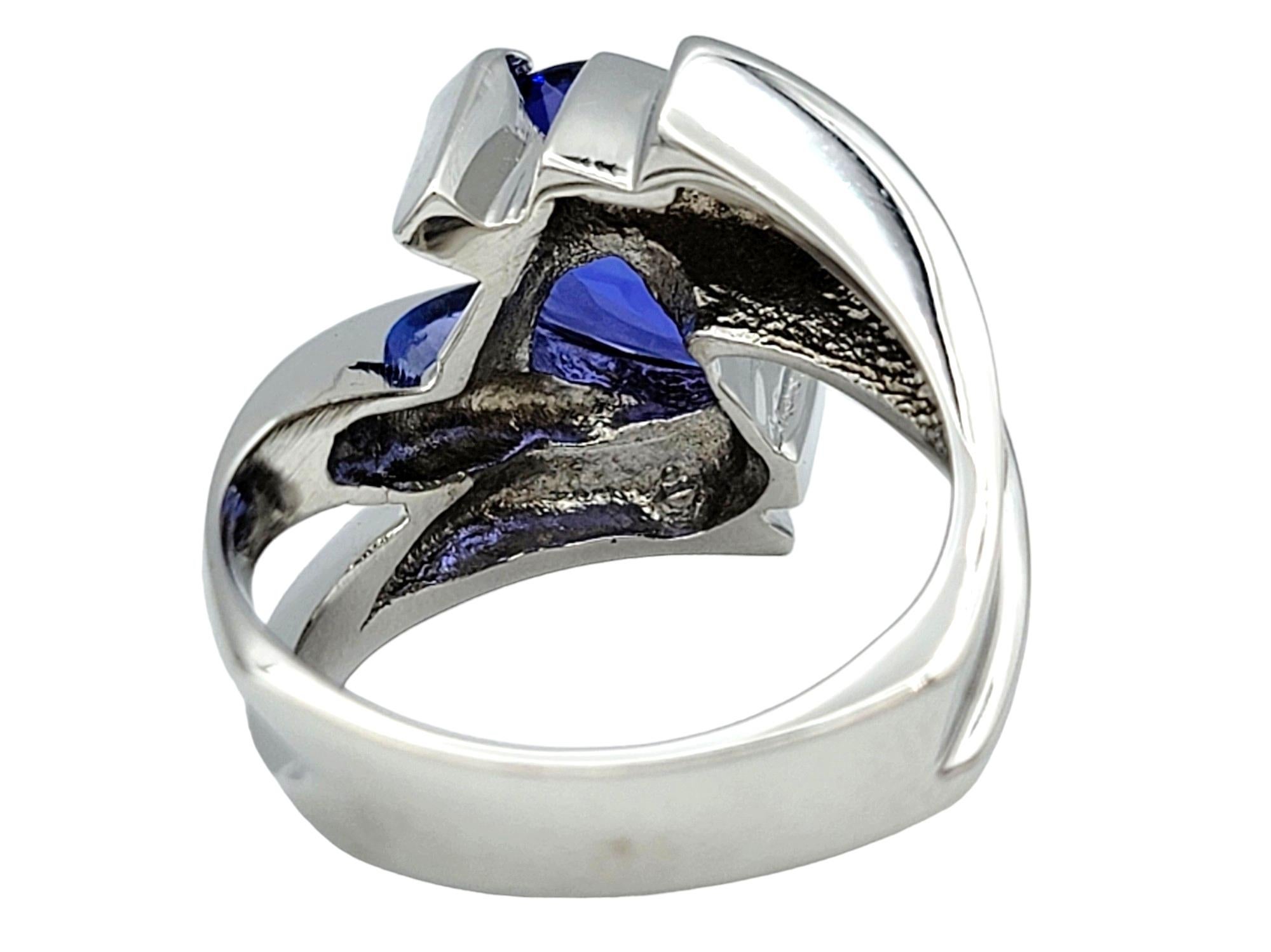 Donna Anello con tanzanite taglio pera e diamanti in stile bypass in oro bianco 14 carati in vendita