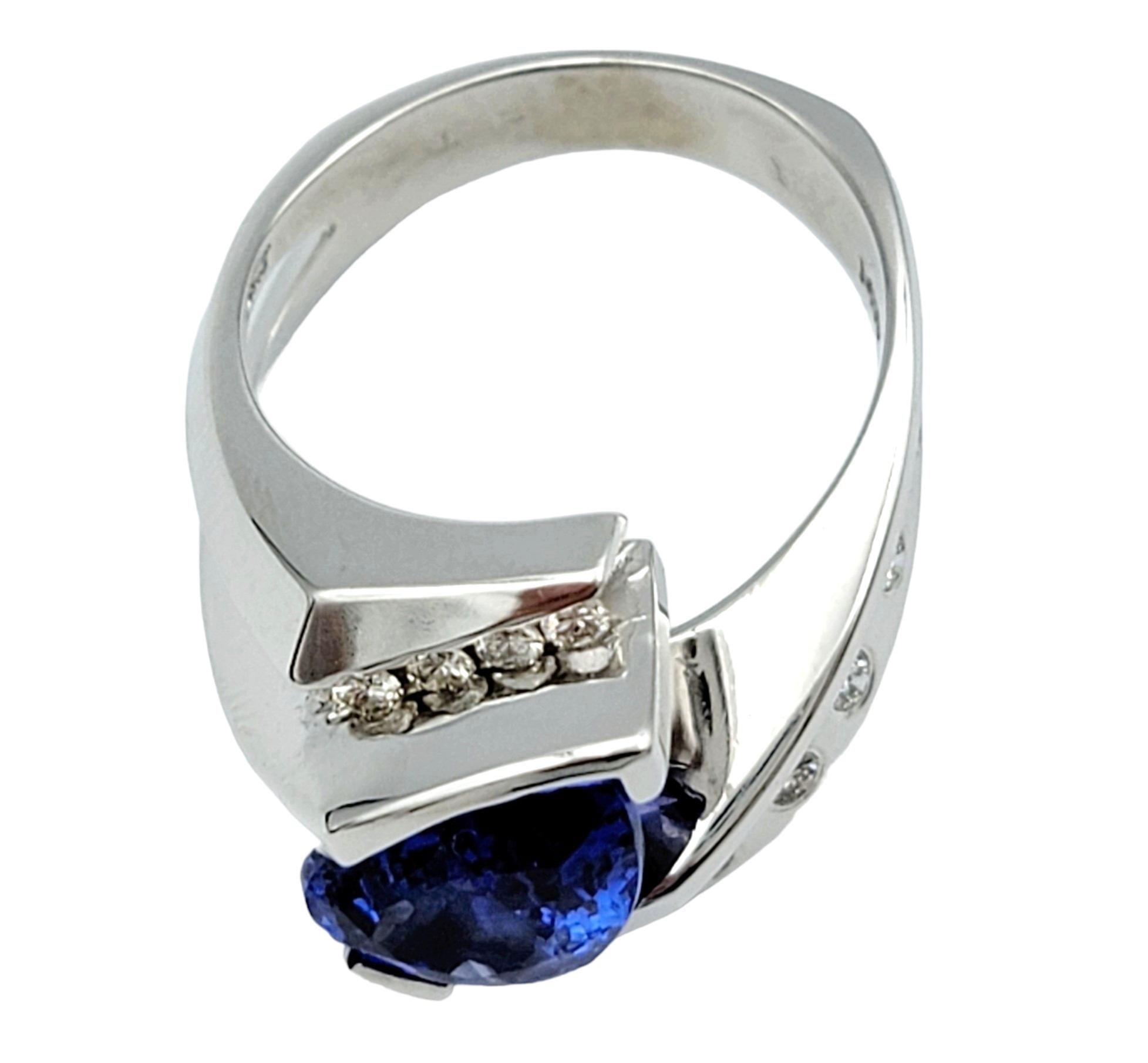 Anello con tanzanite taglio pera e diamanti in stile bypass in oro bianco 14 carati in vendita 1