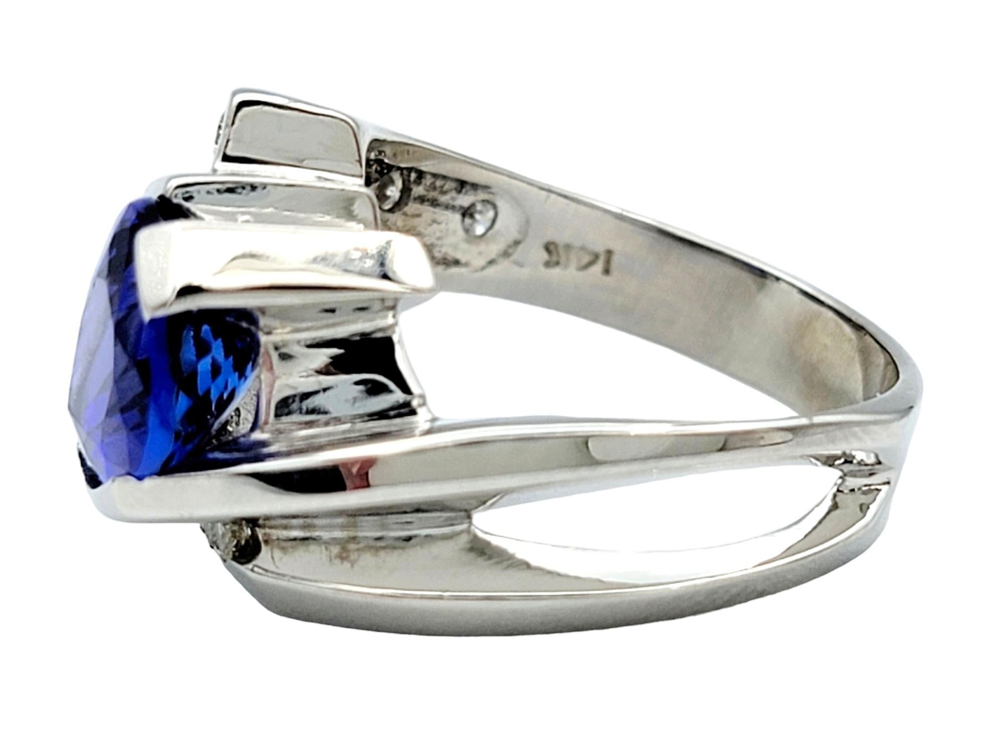 Anello con tanzanite taglio pera e diamanti in stile bypass in oro bianco 14 carati in vendita 2