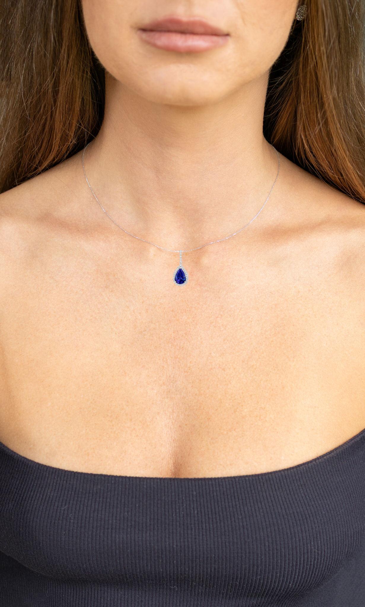 Colgante de tanzanita talla pera engaste de diamantes 3,04 quilates oro blanco de 14 quilates Contemporáneo en venta