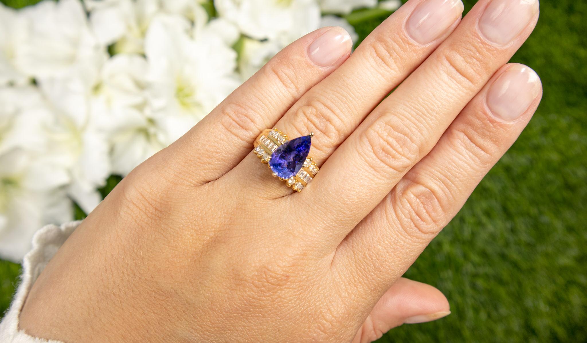 Contemporary Pear Cut Tanzanite Ring Diamond Setting 3.5 Carats 18K Yellow Gold For Sale