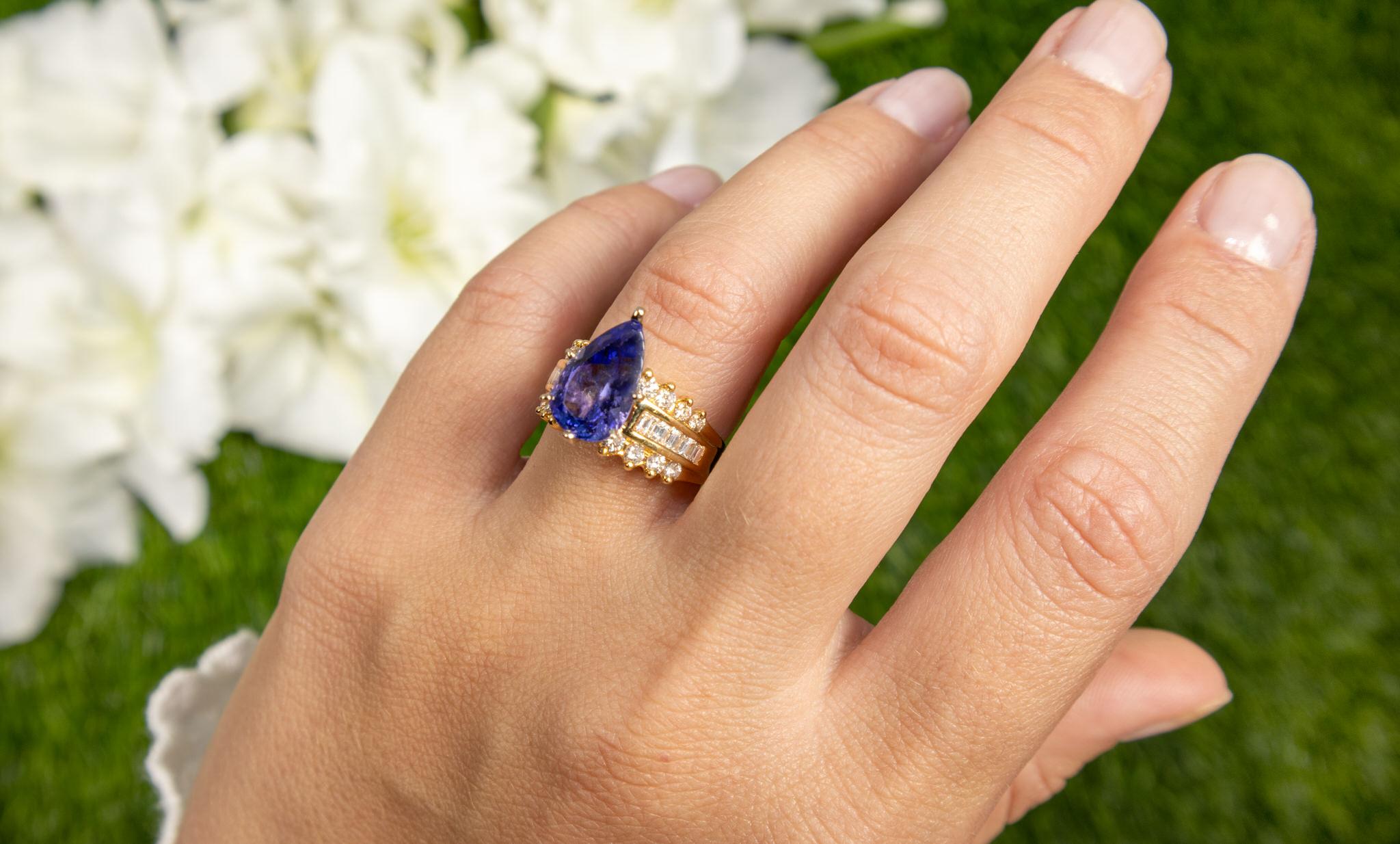 Women's or Men's Pear Cut Tanzanite Ring Diamond Setting 3.5 Carats 18K Yellow Gold For Sale