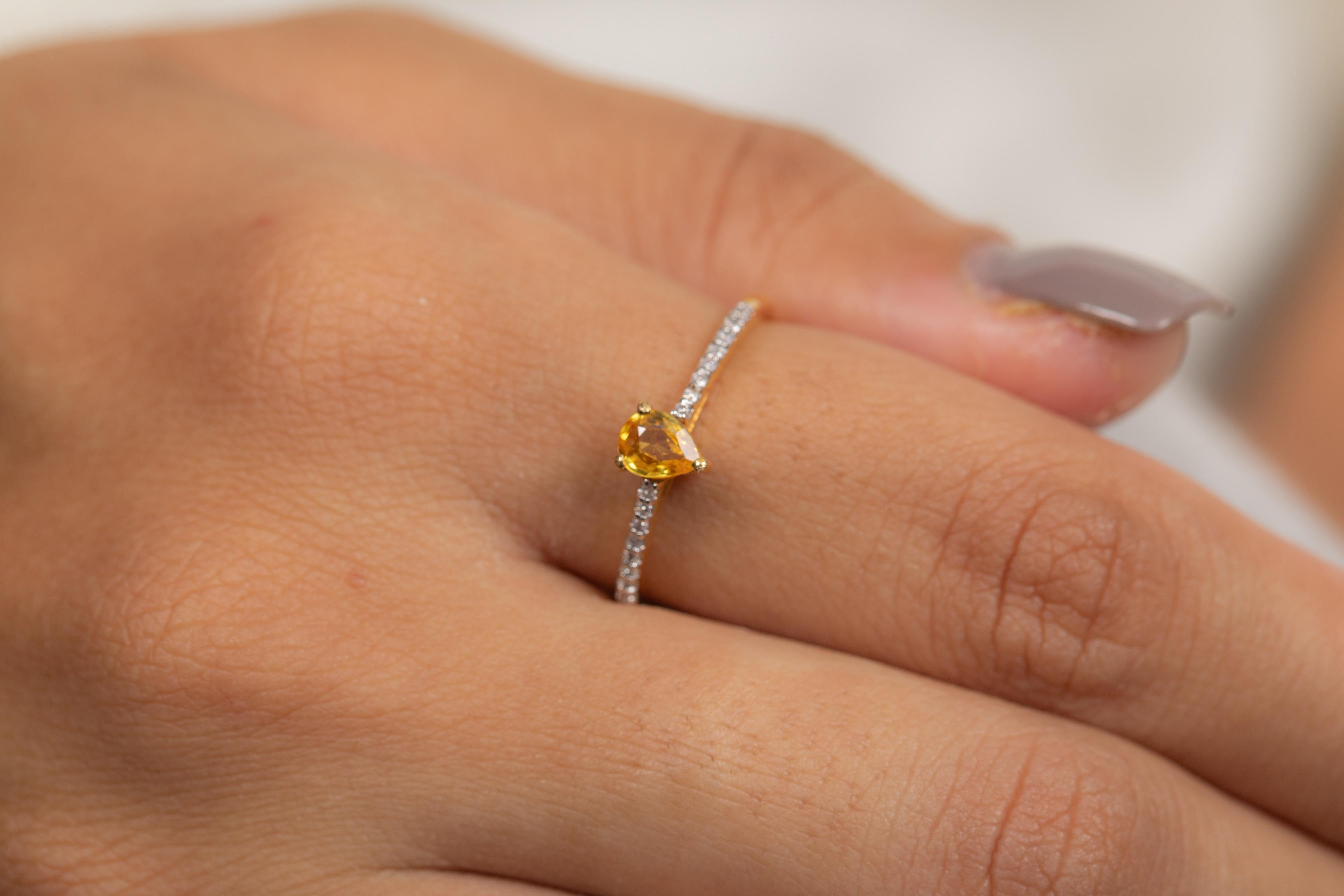 Im Angebot: Statement-Ring aus 14 Karat Gelbgold mit gelbem Saphir im Birnenschliff und Diamanten   () 2