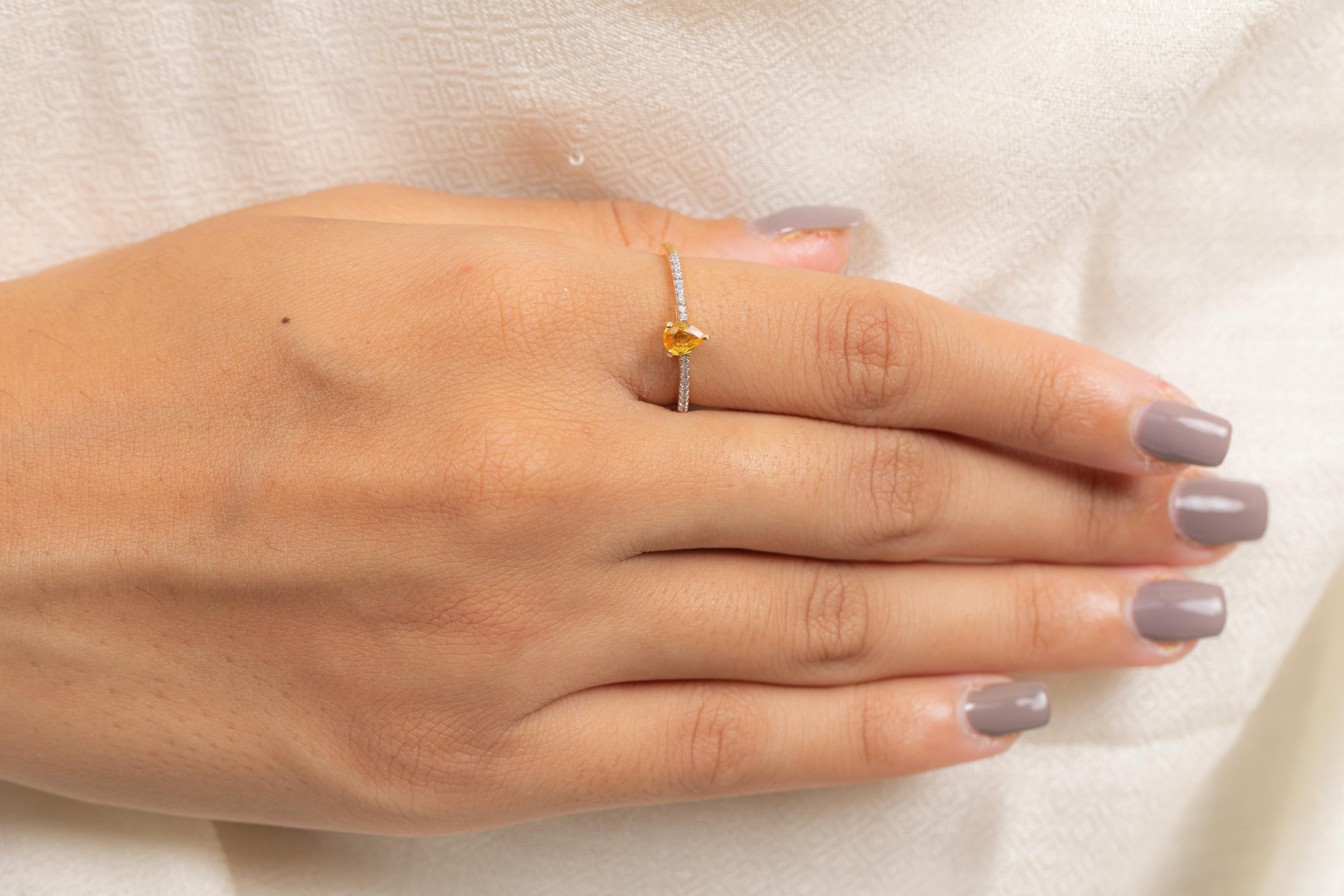 Im Angebot: Statement-Ring aus 14 Karat Gelbgold mit gelbem Saphir im Birnenschliff und Diamanten   () 4