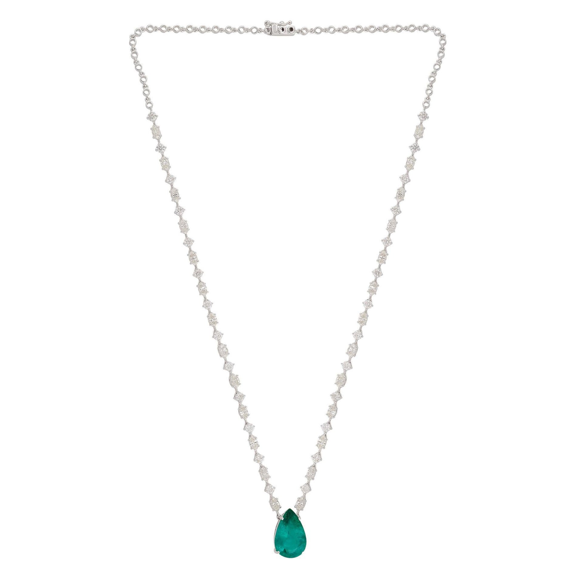 Este collar fino con colgante de gema de esmeralda perlada de Zambia con detalles de diamantes es un verdadero testimonio de artesanía fina y selección excepcional de gemas. Rezuma sofisticación y lujo, lo que la convierte en una pieza versátil que