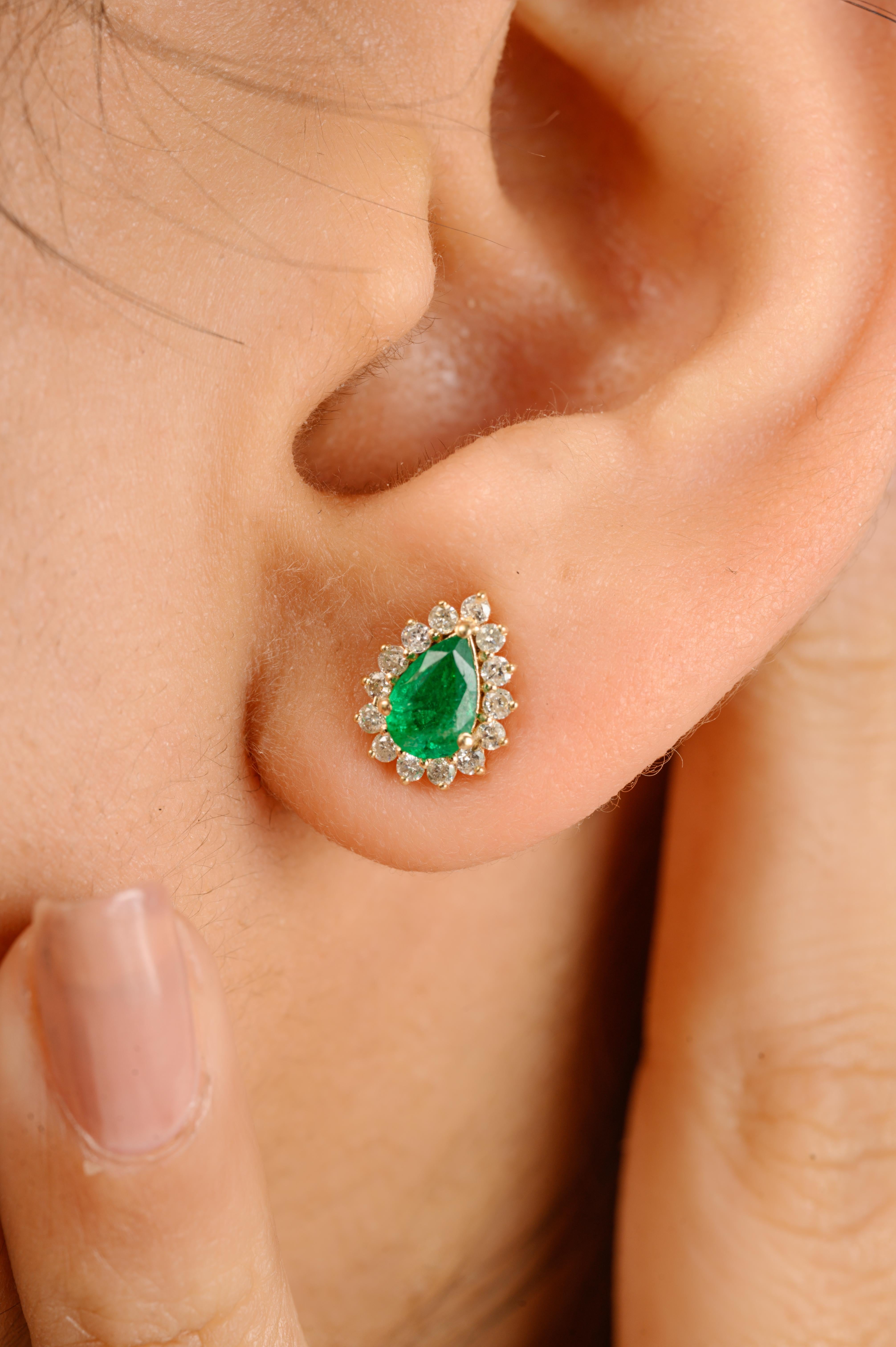 Émeraude zambienne taillée en poire avec diamant  Boucles d'oreilles en or jaune 14 carats pour un look affirmé. Ces boucles d'oreilles créent un look étincelant et luxueux avec une émeraude taille poire et un diamant rond.
L'émeraude stimule la