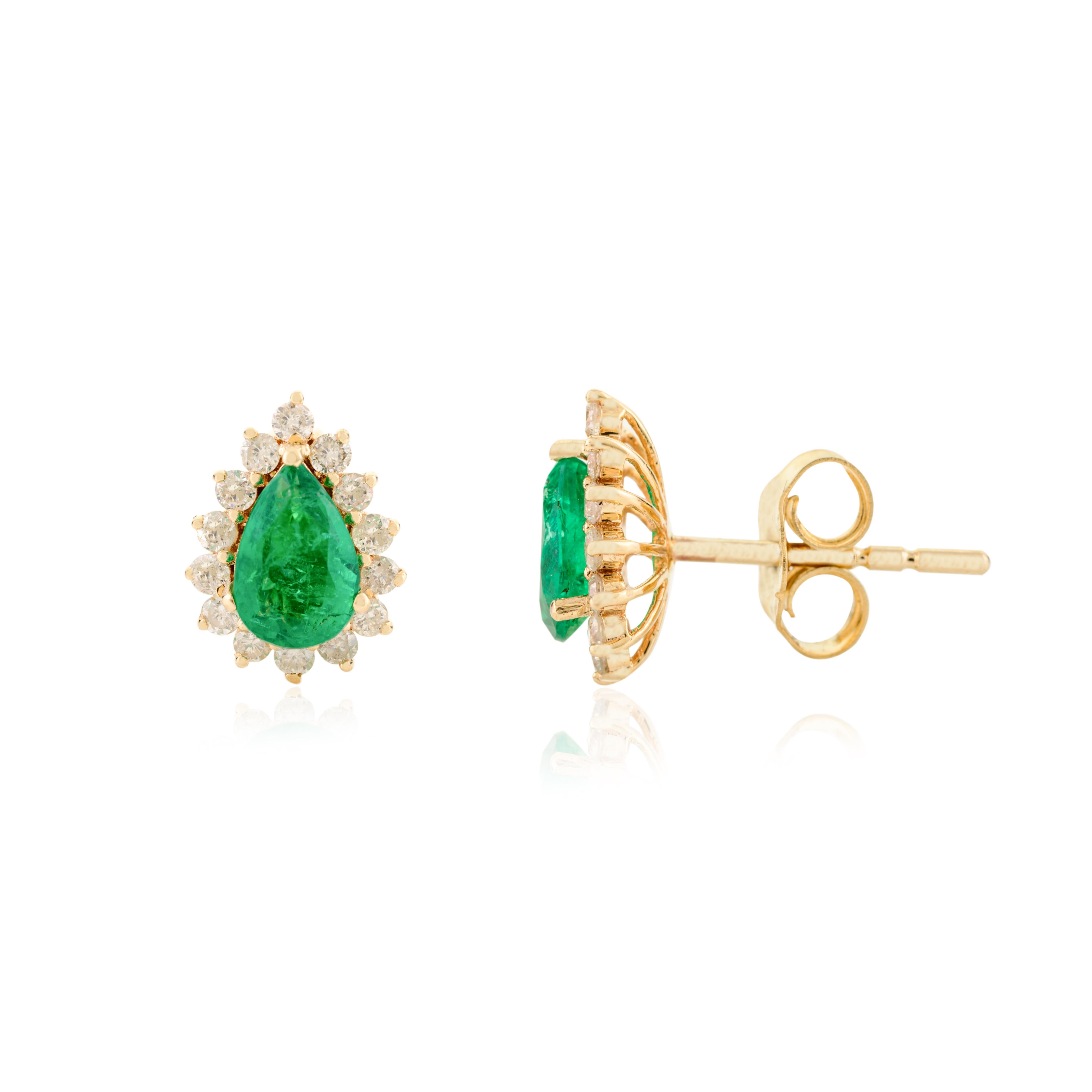 Art déco Boucles d'oreilles en or jaune 14k avec émeraude zambienne taillée en poire et diamant en vente