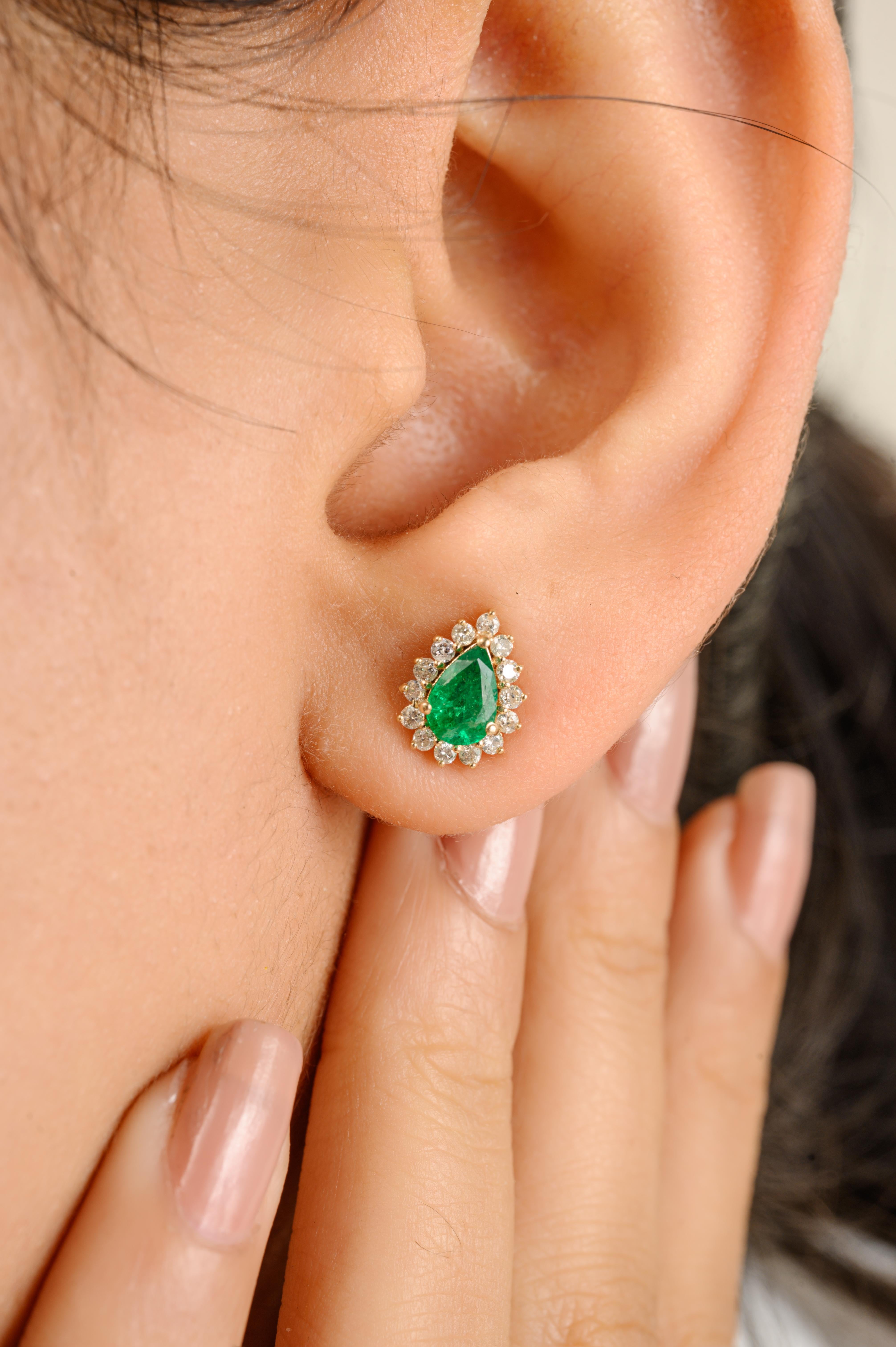 Taille poire Boucles d'oreilles en or jaune 14k avec émeraude zambienne taillée en poire et diamant en vente