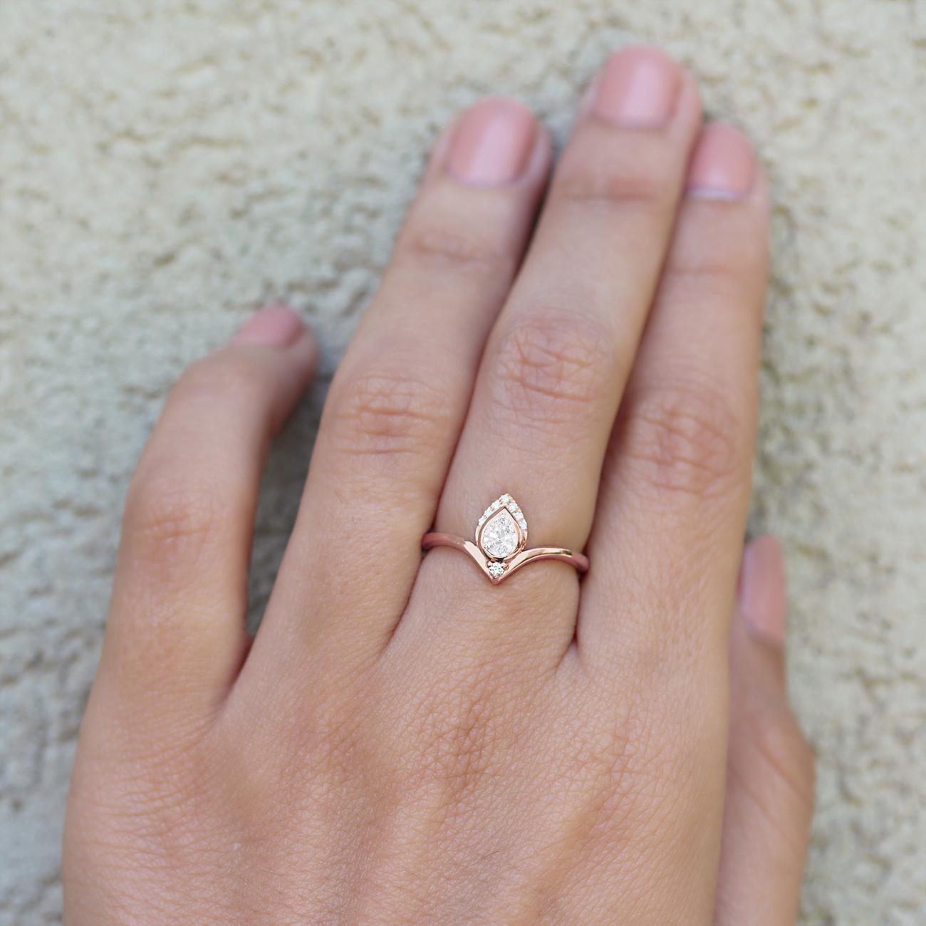 Beautiful and unique pear diamond gold engagement ring 'Atyasha.'
Diamonds are carefully selected, clean white, and high quality, with ideal cut proportions and ratio.
An original design by Silly Shiny Diamonds.

Details:
♥ Center stone: Natural