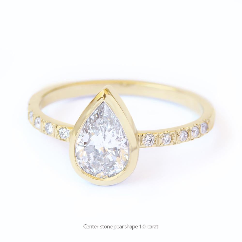 Minimal style, bezel set, pear-shaped diamond engagement Ring - Dainty and elegant.
The center stone can be personalized.
An original design by Silly Shiny Diamonds.
This list is for the engagement ring only.

Details:
* Center stone shape: Pear.
*