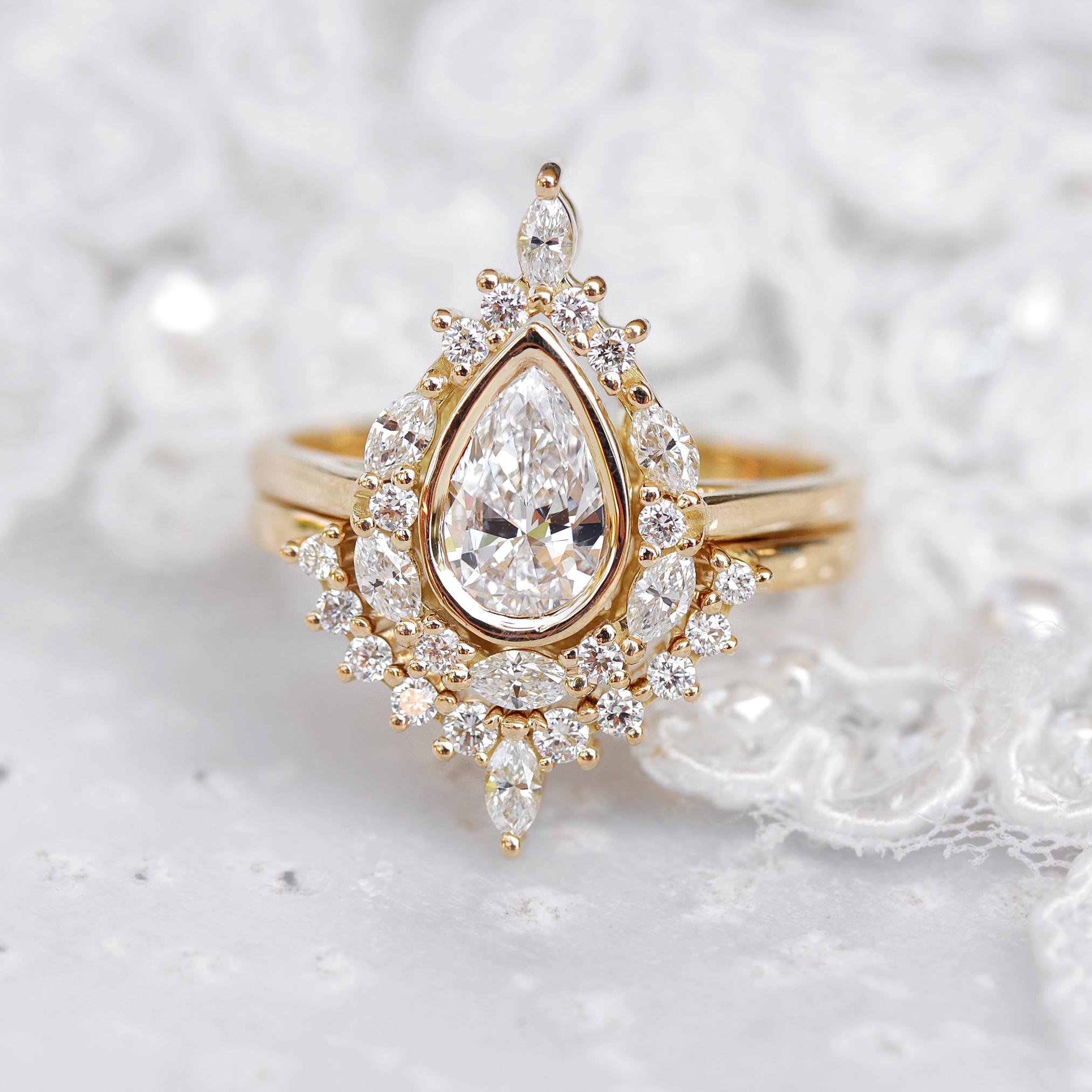 Verlobungsring mit birnenförmigem Diamant-Halo und passendem Schachtelring, einzigartiger Diamant-Halo - Eva (Art déco) im Angebot