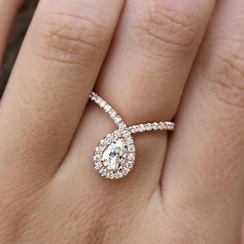Birne Diamant Einzigartiger Verlobungsring - Bliss.
Mit Sorgfalt handgefertigt. 
Ein Originaldesign von Silly Shiny Diamonds. 

Einzelheiten: 
* Form des Mittelsteins: Birnenform. 
* Typ des Mittelsteins:  Natürlicher Diamant, 0,70ct, Farbe H oder
