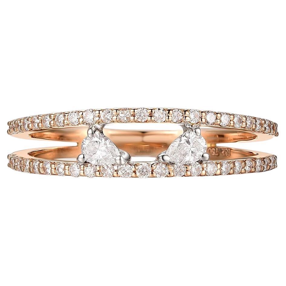 L'immagine che hai caricato mostra un anello delicato e sofisticato, con un totale di 0,37 carati di diamanti a forma di pera, incastonati in una fascia in oro rosa e bianco da 18 carati. Il design è probabilmente moderno e minimalista, con i