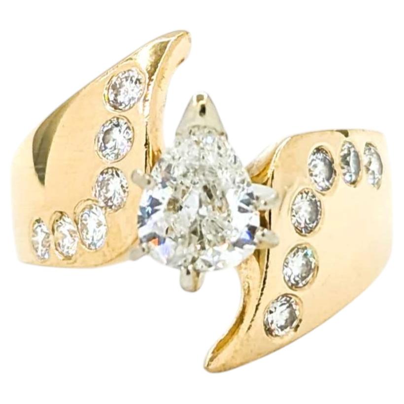 Anillo escultural con diamante en forma de pera, en oro amarillo de 14k