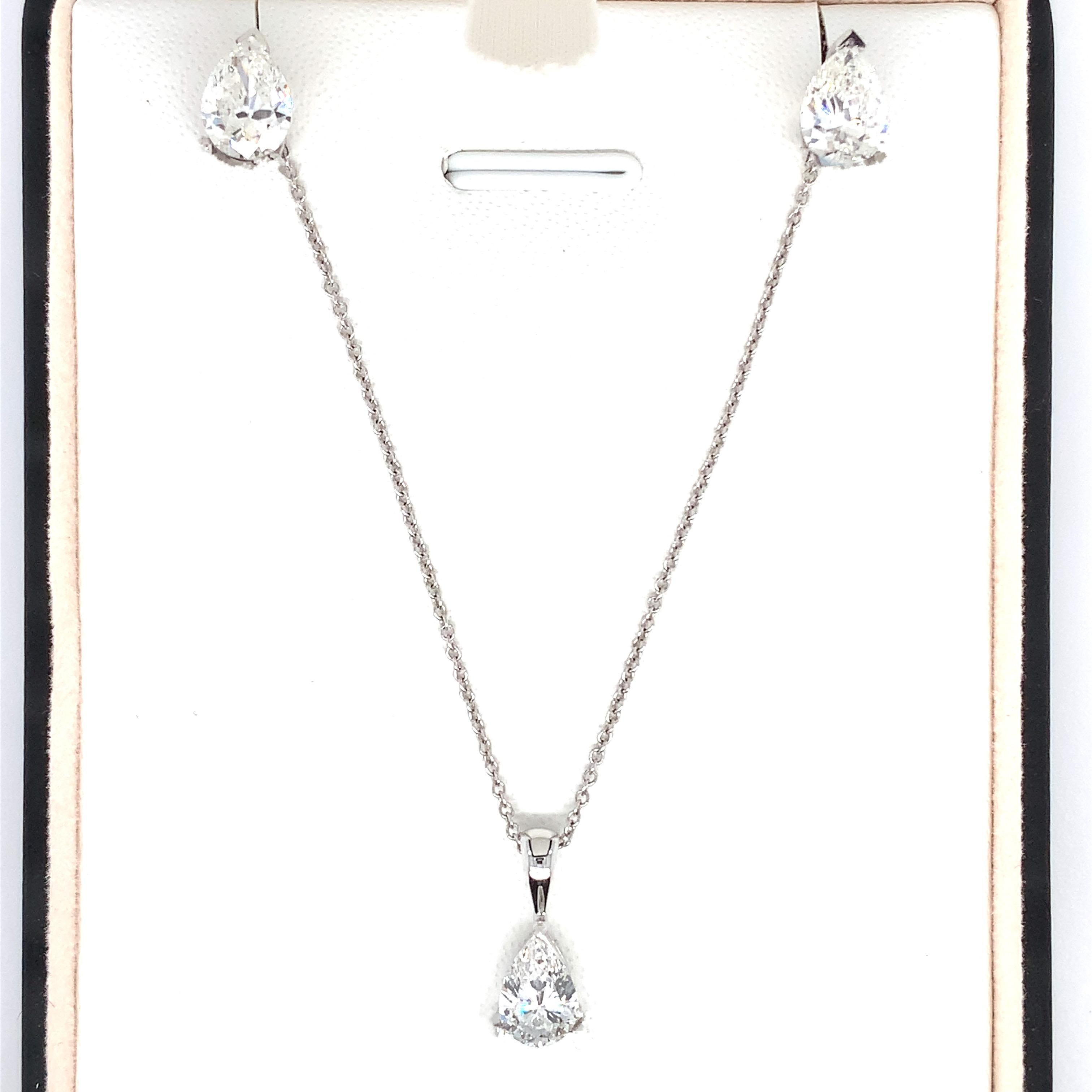 Pear diamond solitaire drop pendant and stud earrings jewellery set 18K gold
Gorgeous pear cut diamond jewellery set composed of solitaire pear shaped diamonds two matching earrings and drop pendant necklace all in 18k white gold.
Pear shaped