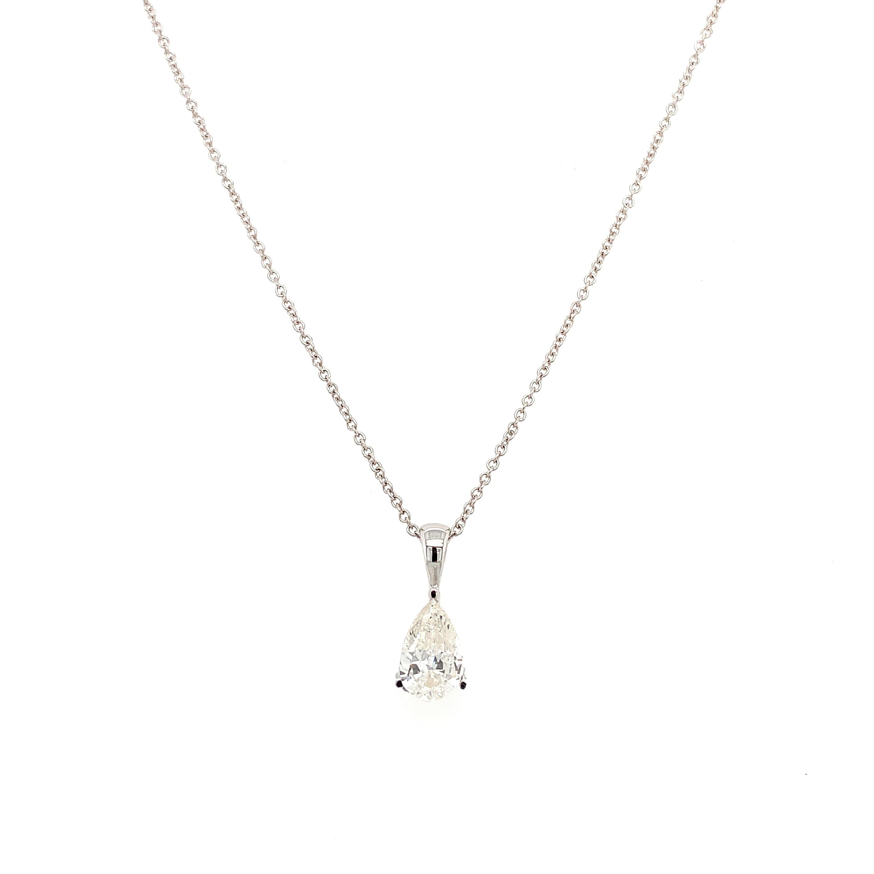 Colgante solitario de diamante pera y pendientes de oro de 18 quilates en venta 2
