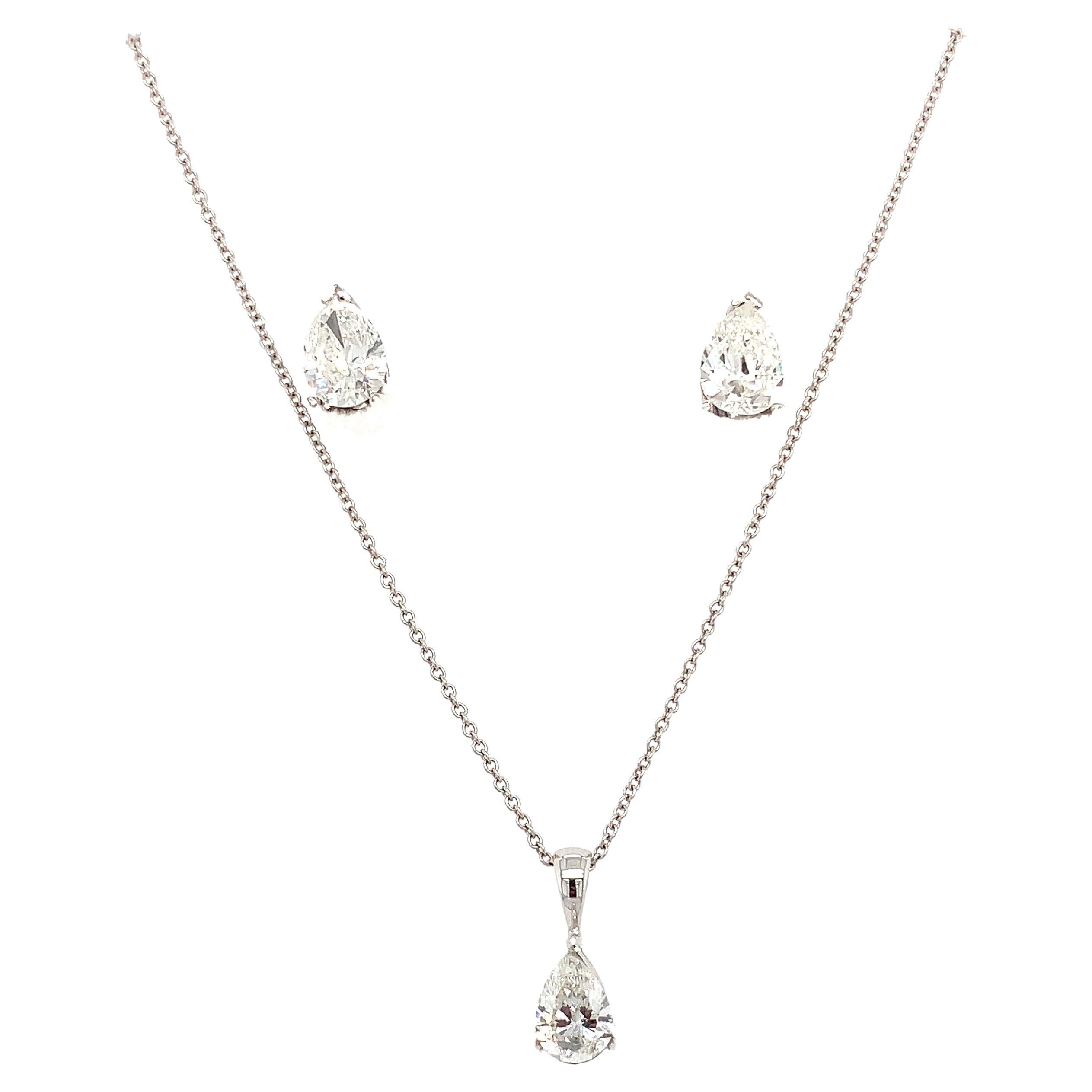 Pear diamond solitaire drop pendant and stud earrings jewellery set 18K gold For Sale