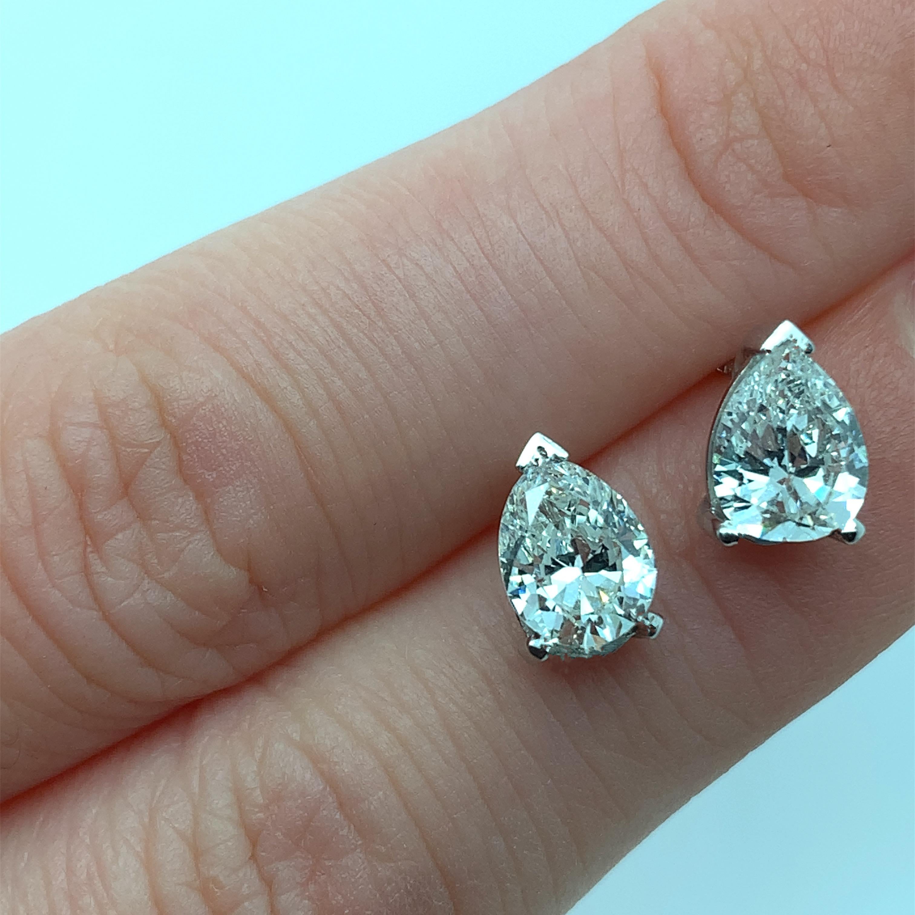 Pear diamond solitaire stud earrings 18k white gold In New Condition For Sale In London, GB