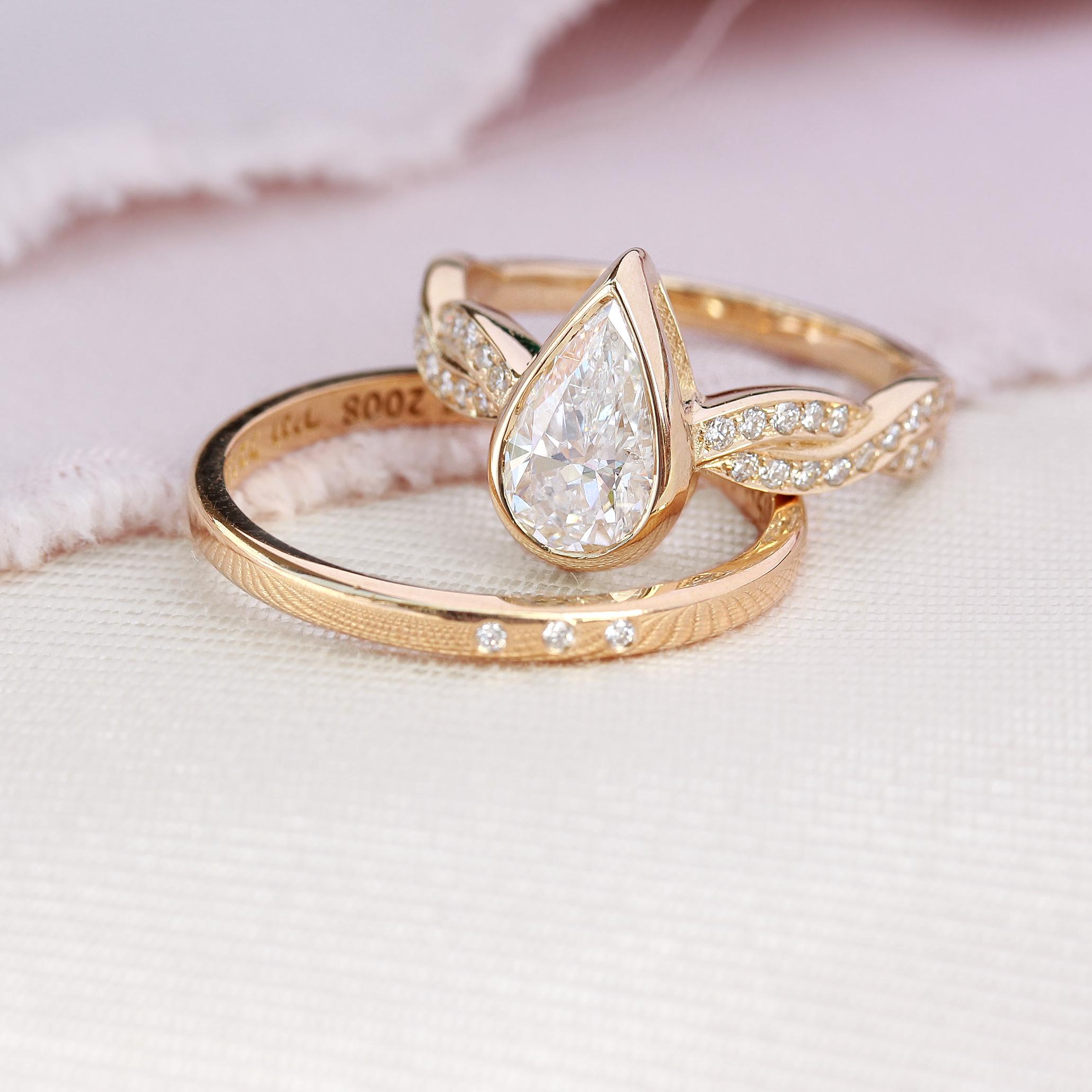 Einzigartiger Verlobungsring mit drei Diamanten – „Dragonfly Zeus“ (Art déco) im Angebot