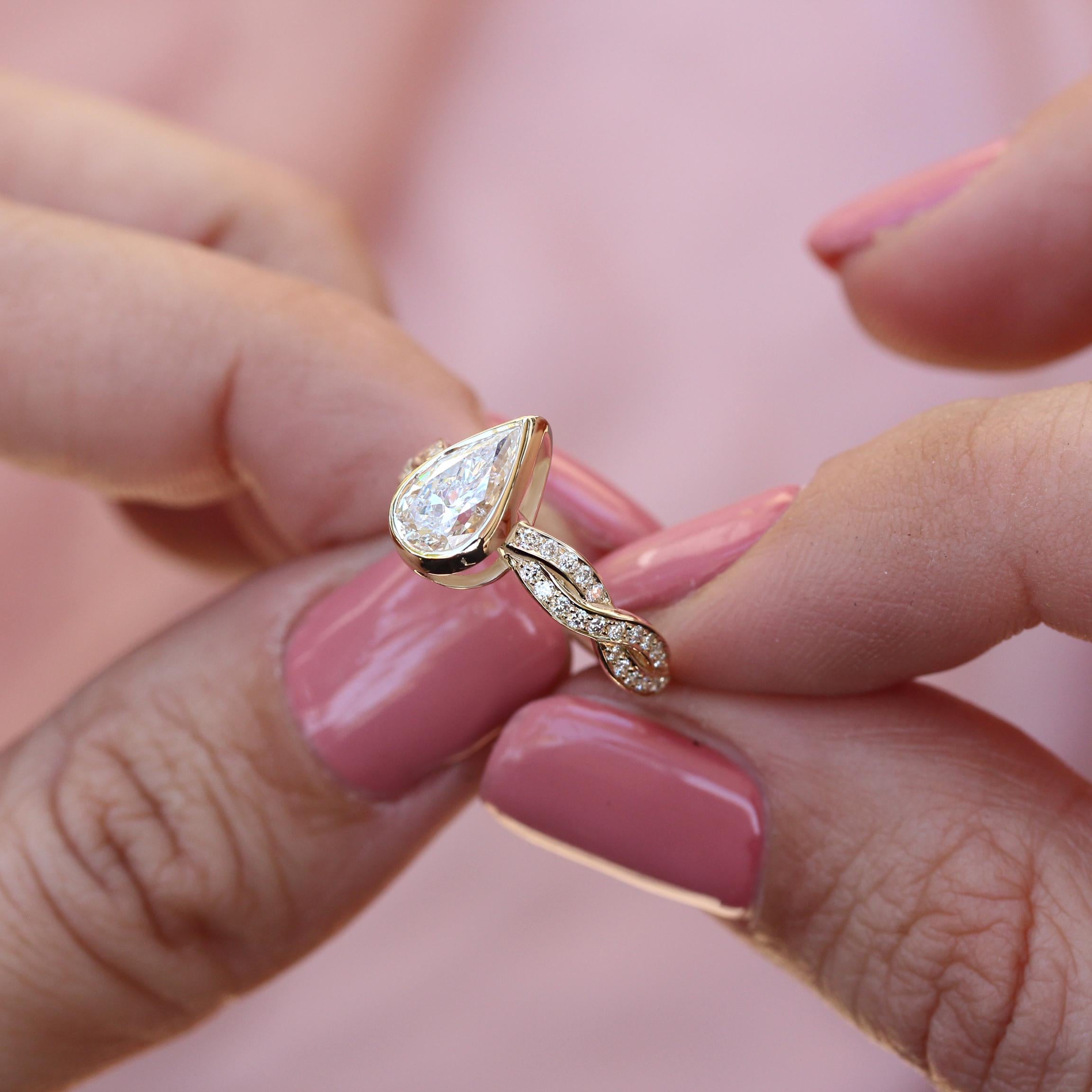Einzigartiger Verlobungsring mit drei Diamanten – „Dragonfly Zeus“ (Tropfenschliff) im Angebot