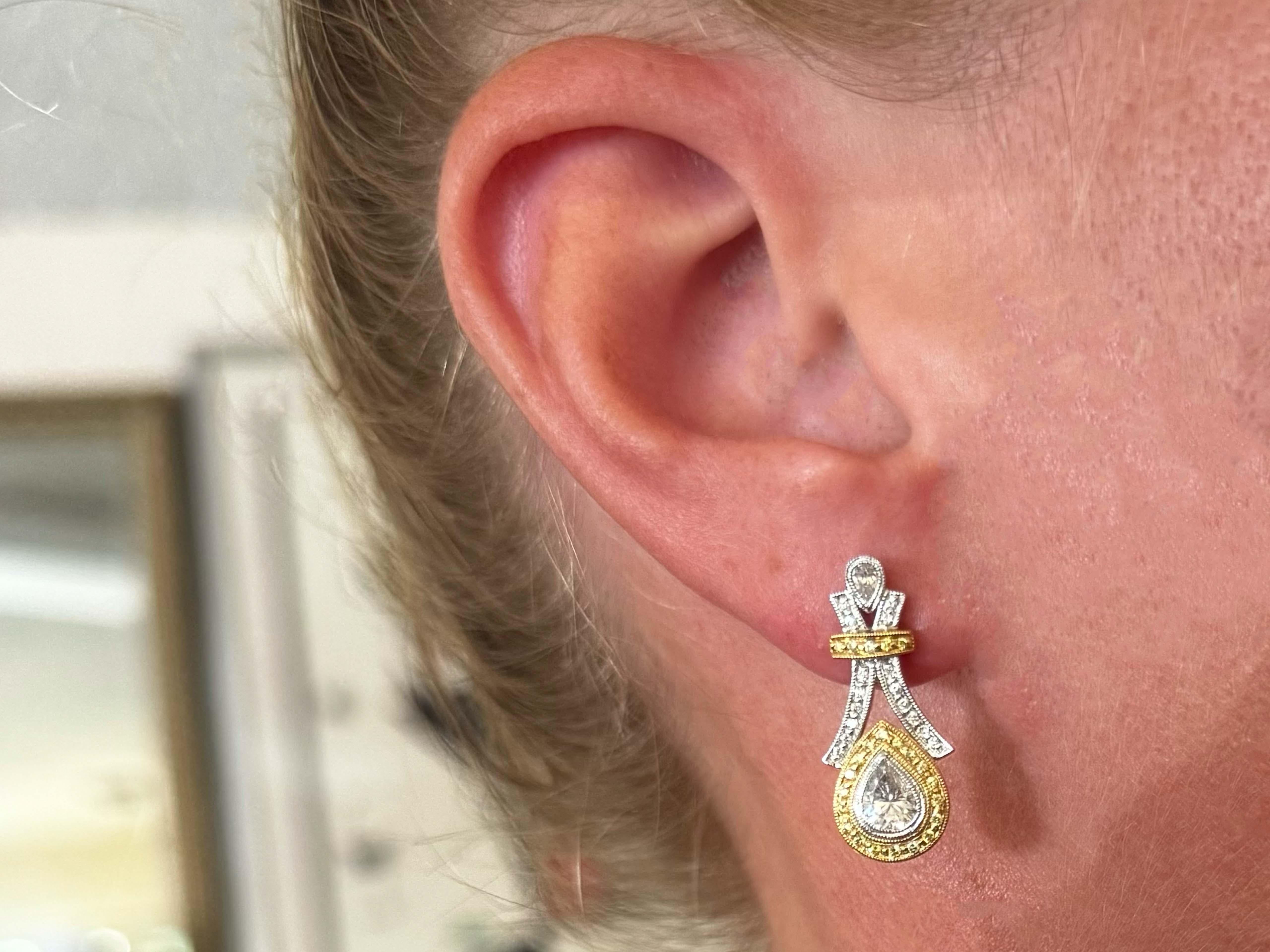 Boucles d'oreilles Spécifications :

Métal : Or jaune et blanc 14k

Poids total : 6,7 grammes

Dimensions des boucles d'oreilles : ~1.00