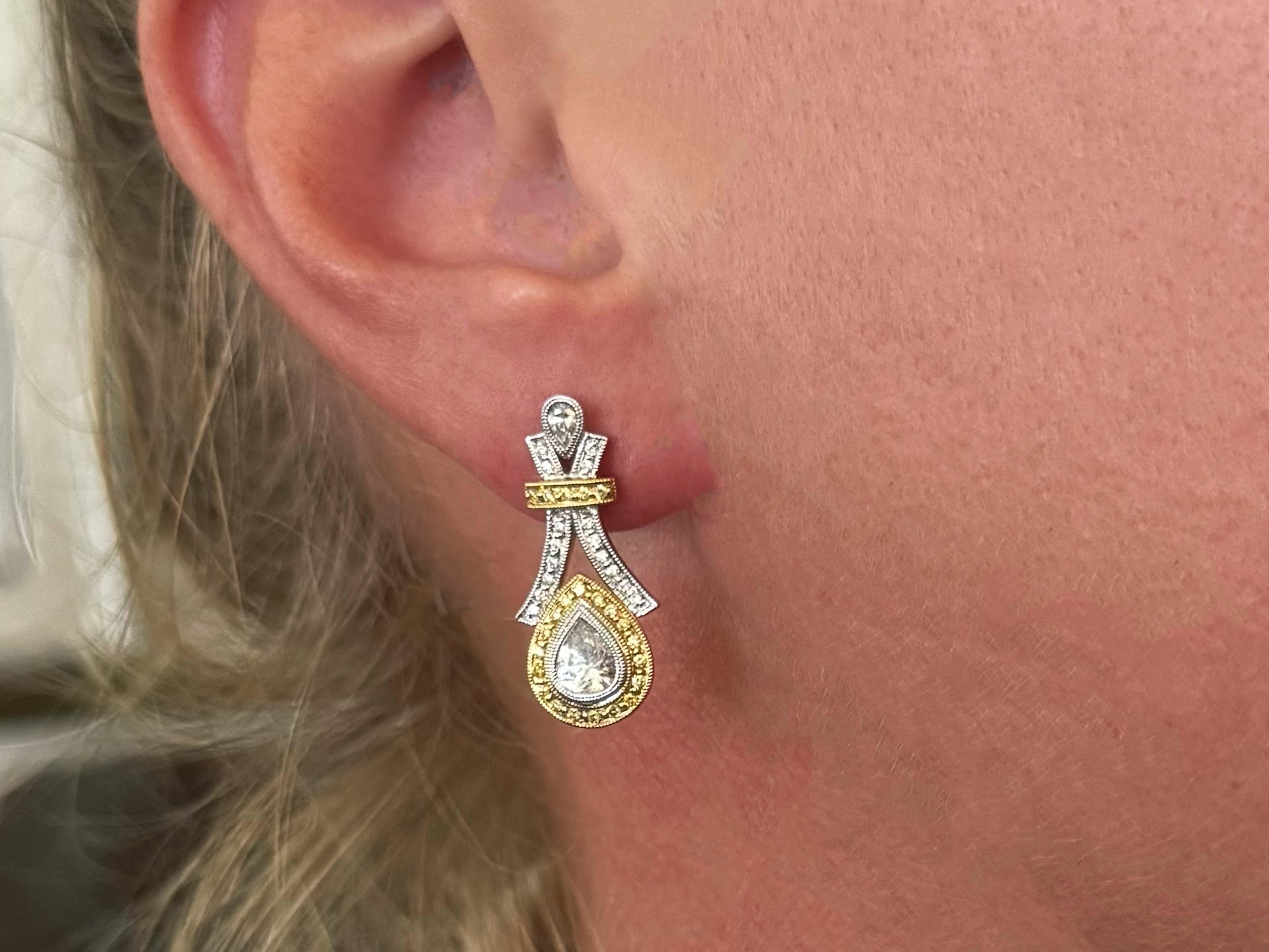 Boucles d'oreilles poire diamant jaune halo en or 14K en vente 2