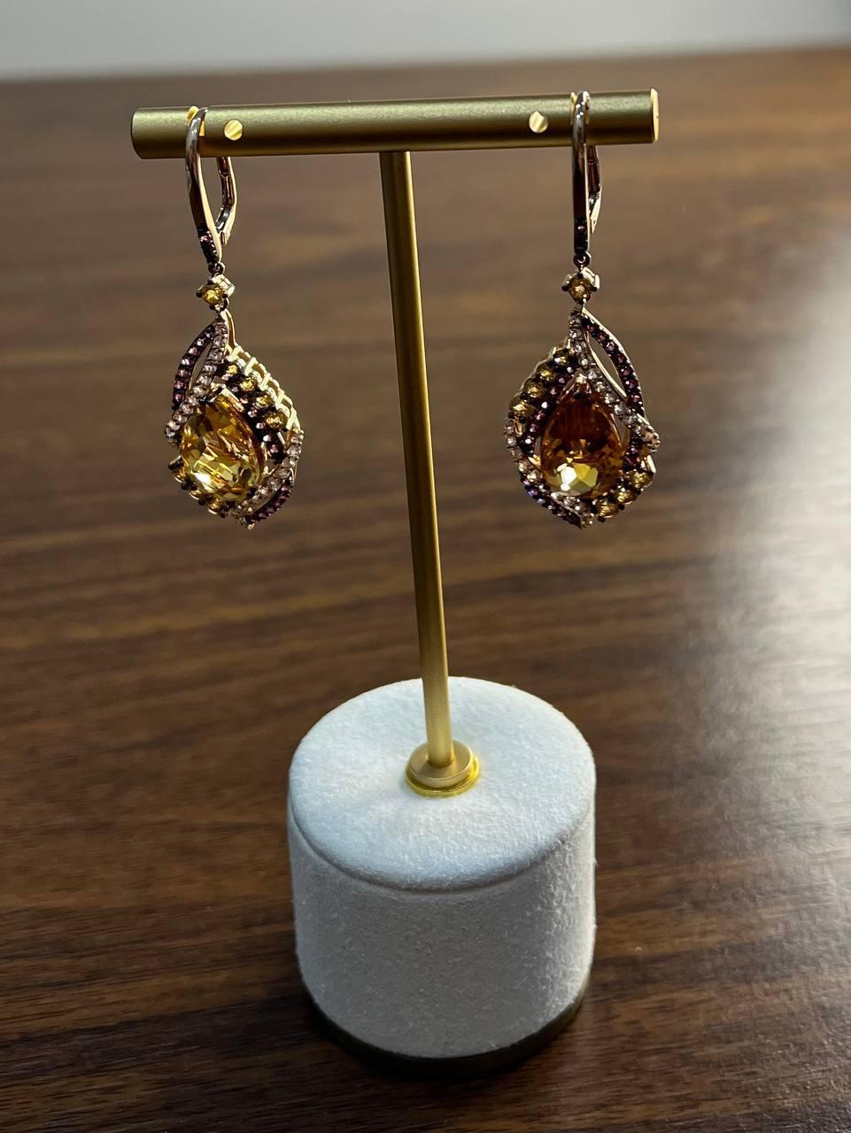Eleganti orecchini pendenti e a goccia. Questi intricati orecchini sono realizzati con un design delicato. Ogni orecchino presenta una montatura a goccia con dettagli in filigrana.
All'interno della cornice, un citrino arancione centrale è messo in