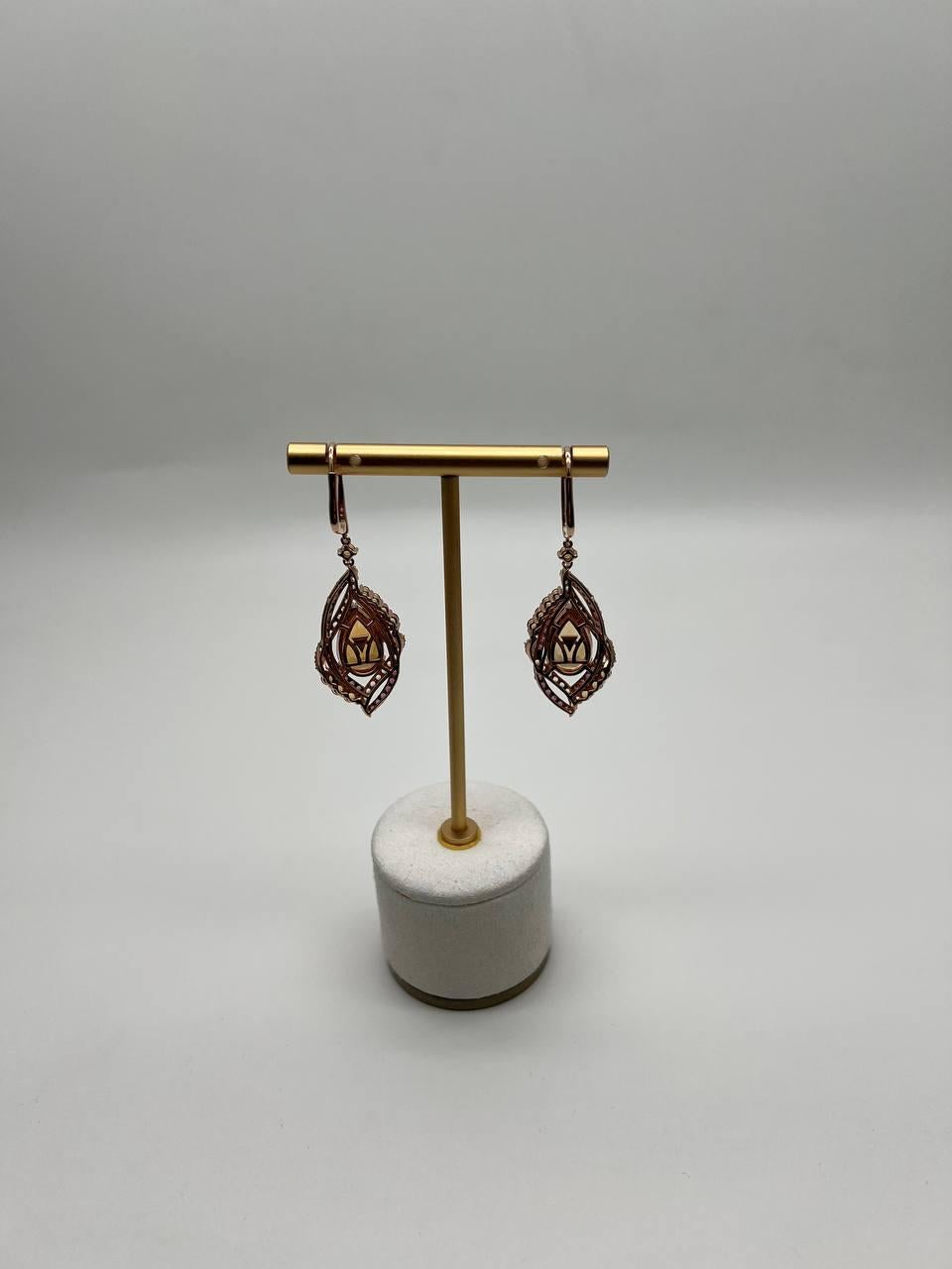 Orecchini a goccia a forma di pera con Citrino arancione e più diamanti in oro giallo 14K in vendita 1