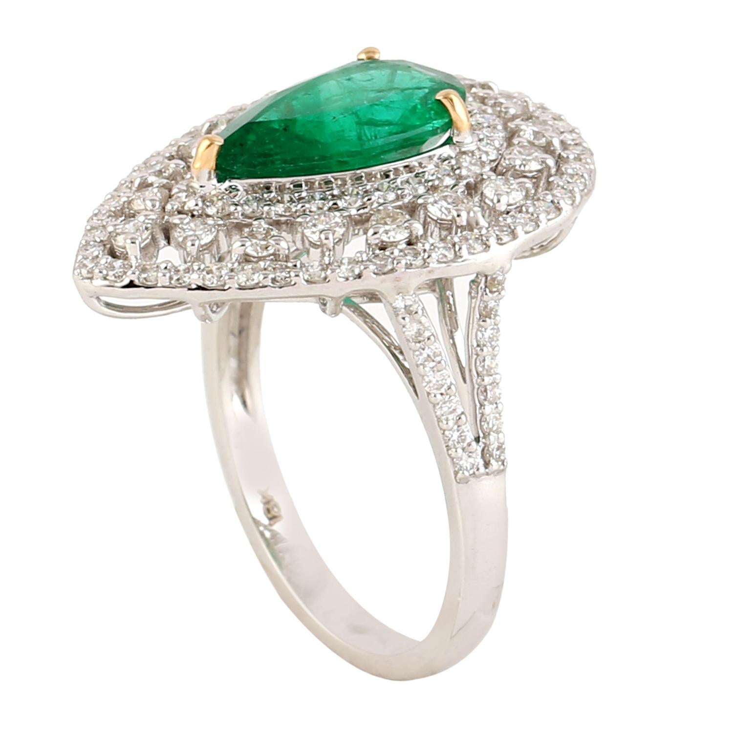 Taglio misto Anello con smeraldo verde a forma di pera e diamanti a raggiera in oro bianco 18 ct. in vendita