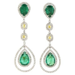 Boucles d'oreilles en émeraudes de Zambie en forme de poire avec diamants jaunes en forme de coussin en 18 carats