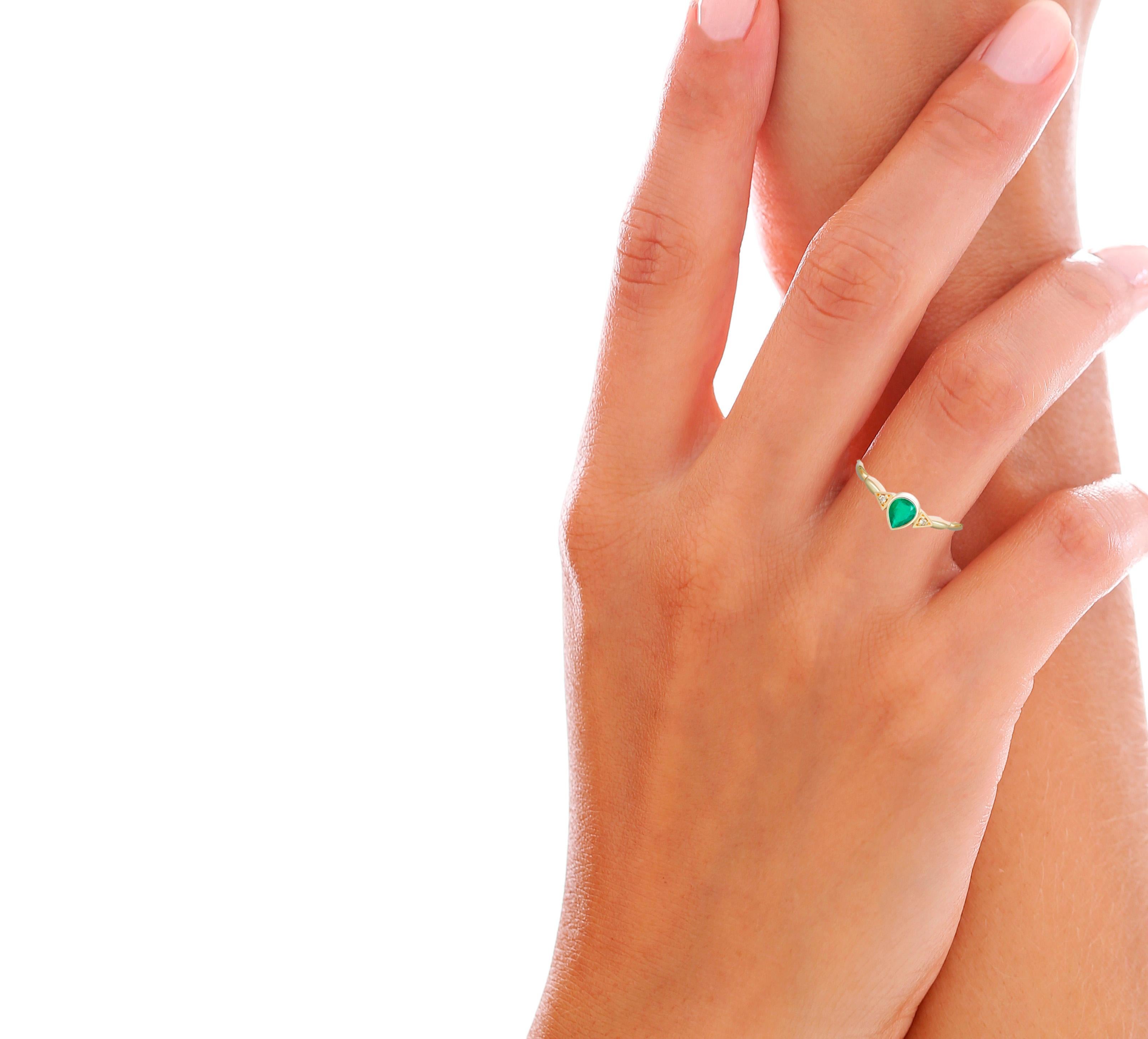 Pear emerald 14k gold ring. Minimalist emerald ring. 0.50 ct emerald ring. Green emerald ring. May birthstone ring. By Daizy Jewellery.

Metal type: 14kt solid gold
Weight: 1.8 gr depends from size

Gemstones:
Natural emerald, pear shape
Weight -