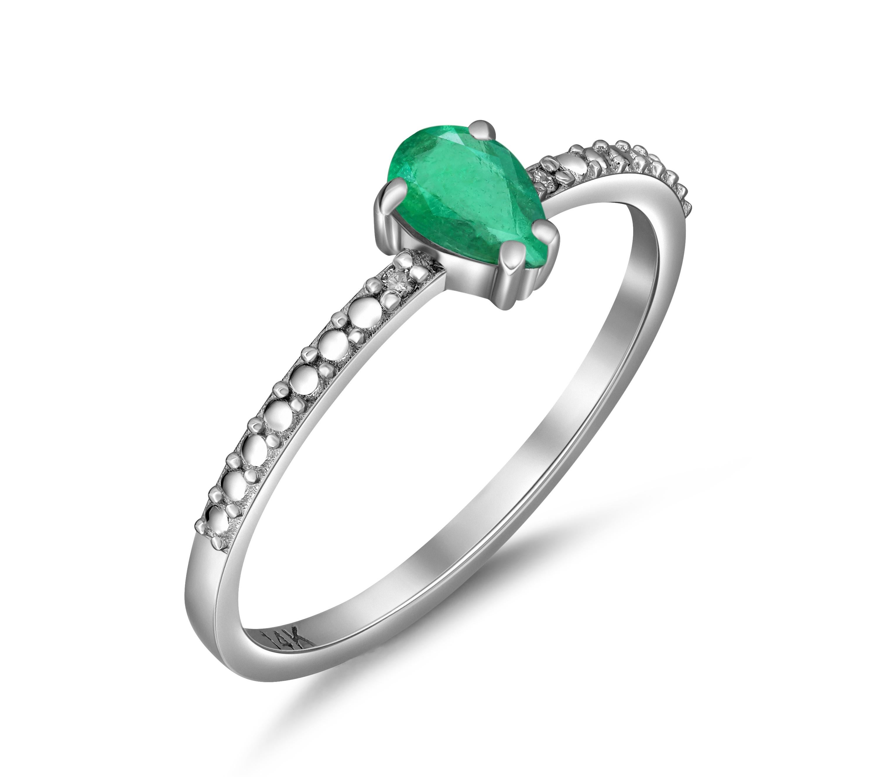 Bague en or 14k émeraude poire. Bague minimaliste en émeraude. Bague en émeraude de 0,50 ct. Bague en émeraude verte. Bague de pierre de naissance de mai. Par Daizy Jewellery.

Type de métal : Or massif 14kt
Poids : 1.8 gr selon la taille

Pierres