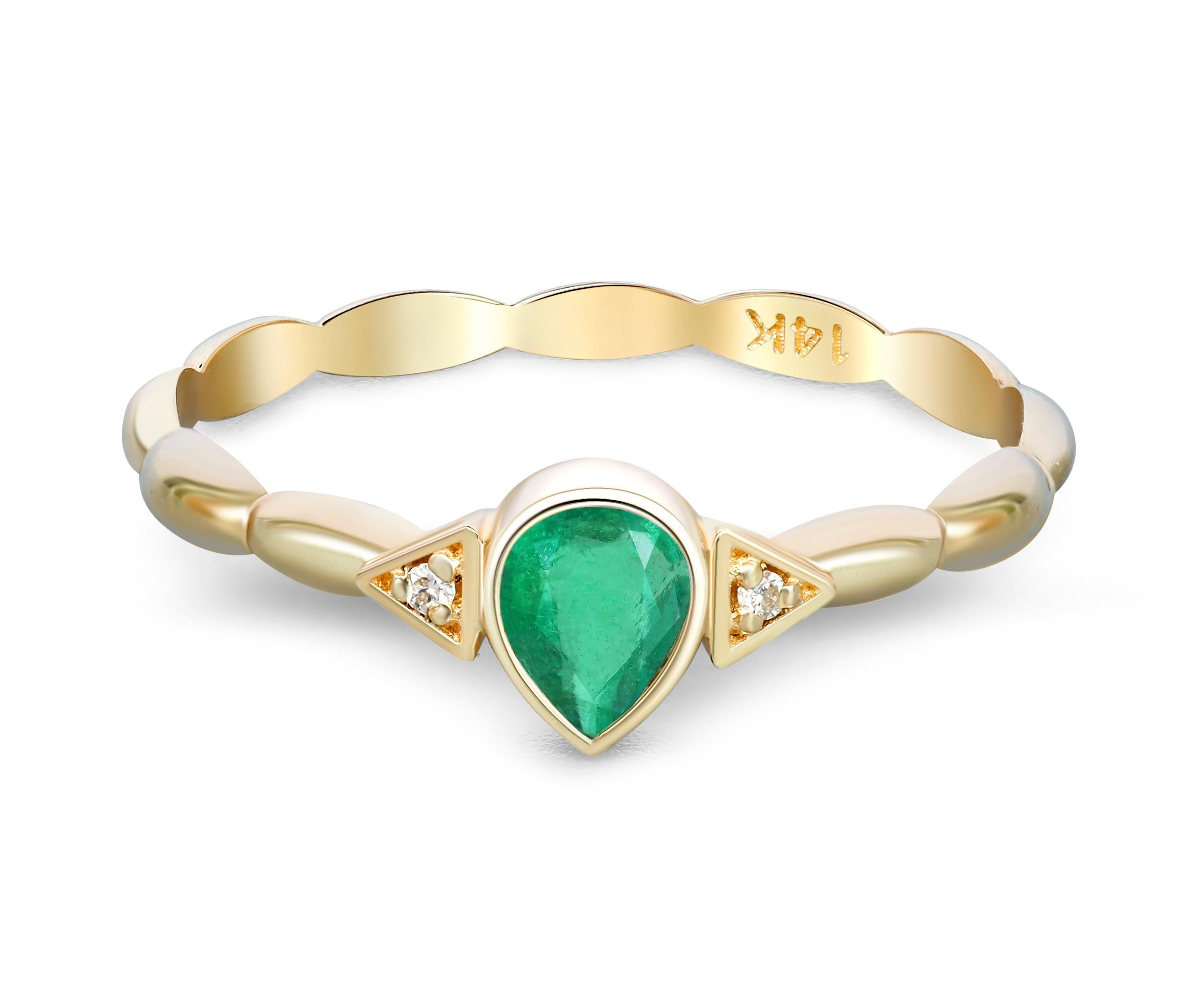Modern Pear emerald 14k gold ring. For Sale