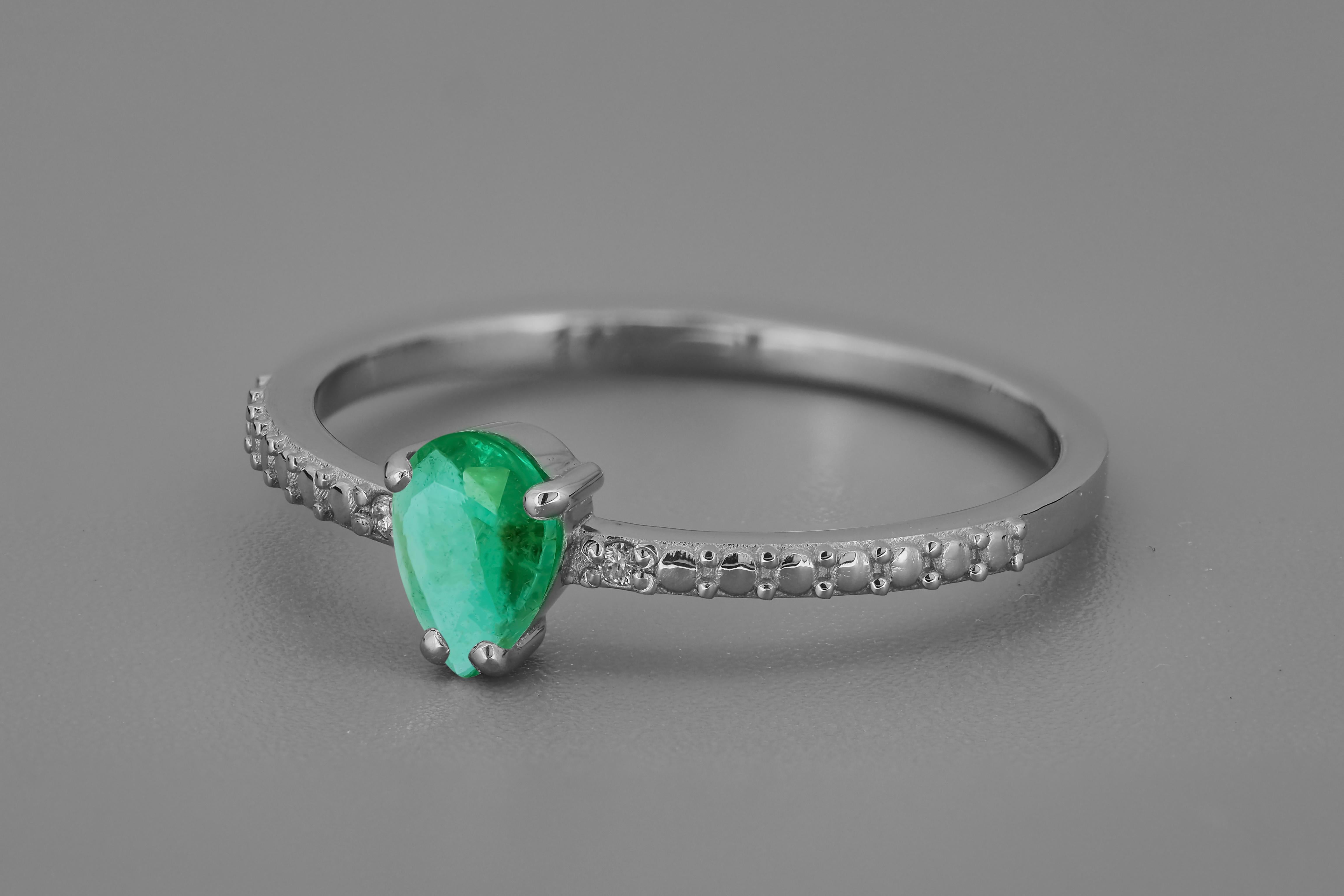 Moderne Bague en or 14k émeraude poire. en vente