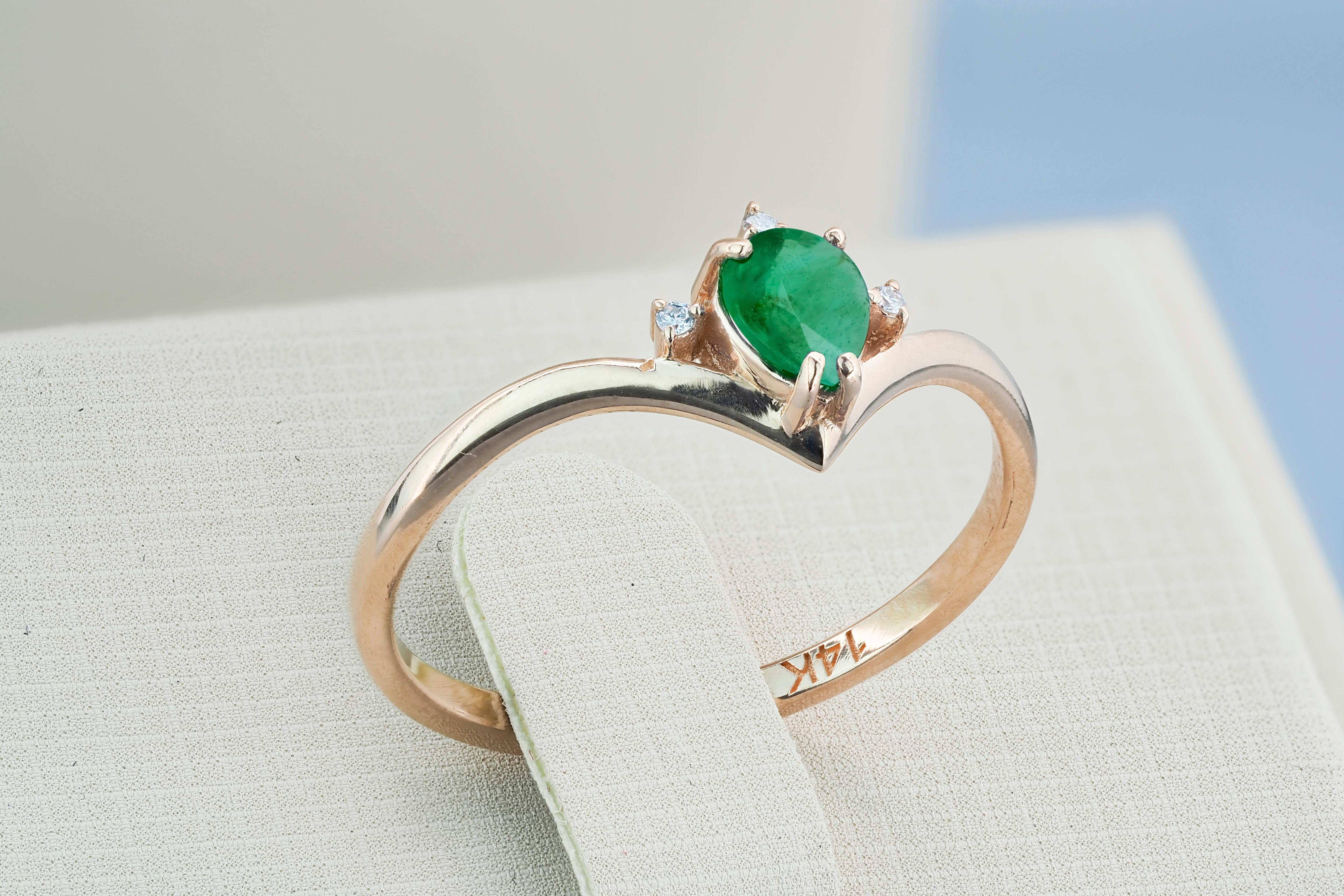 For Sale:  Pear emerald 14k gold ring. 4