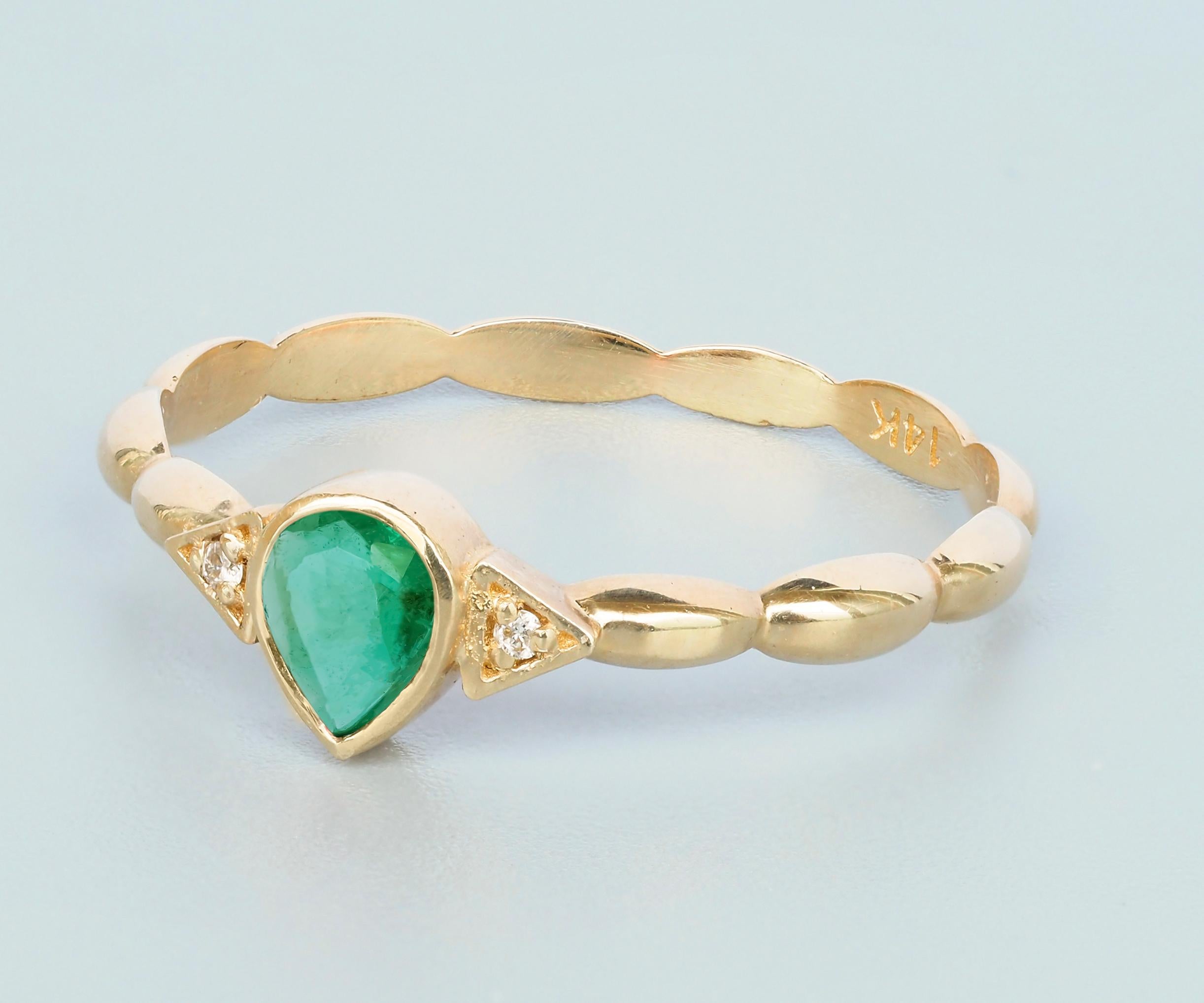 Pear Cut Pear emerald 14k gold ring. For Sale