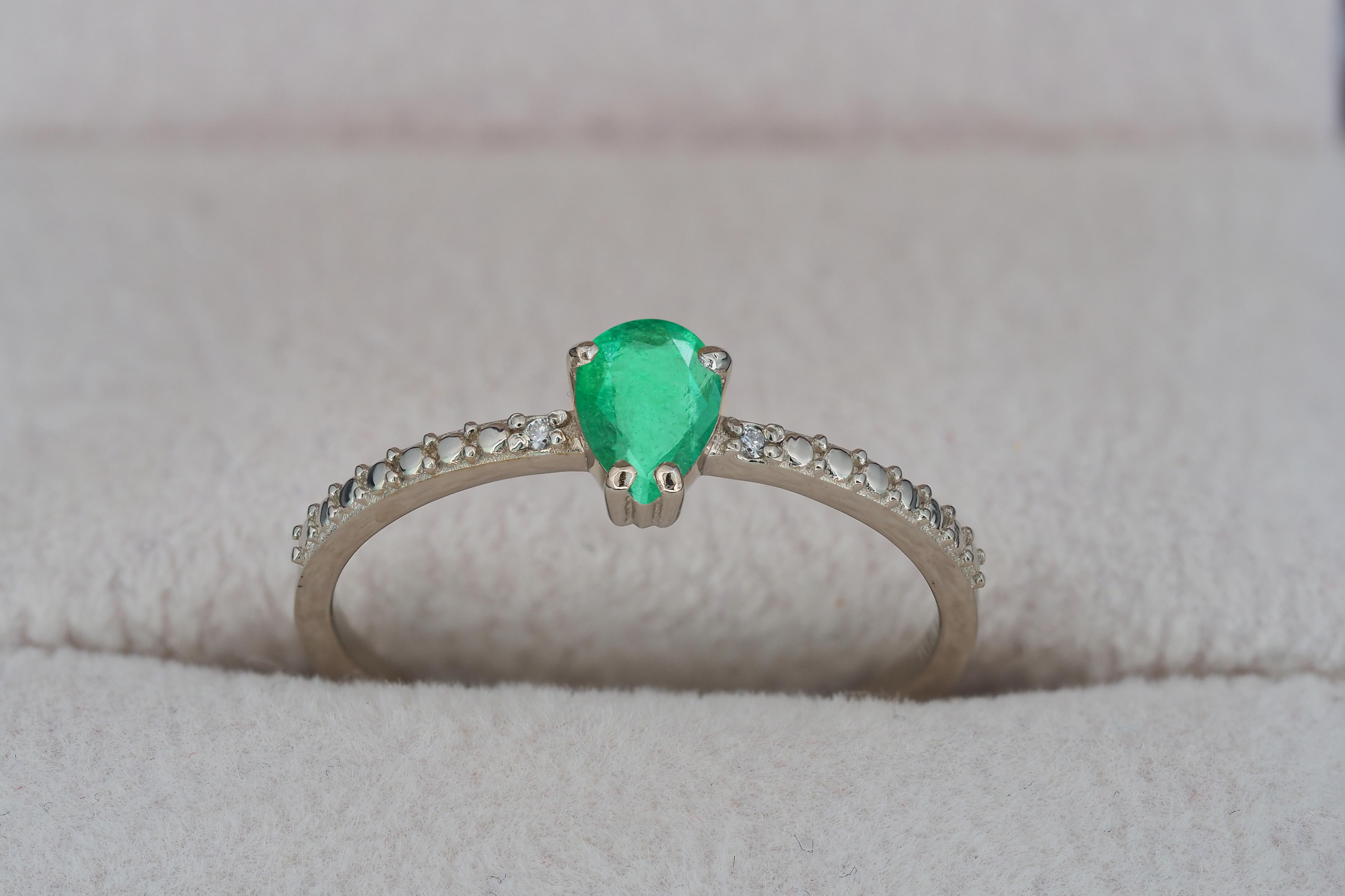 Taille poire Bague en or 14k émeraude poire. en vente
