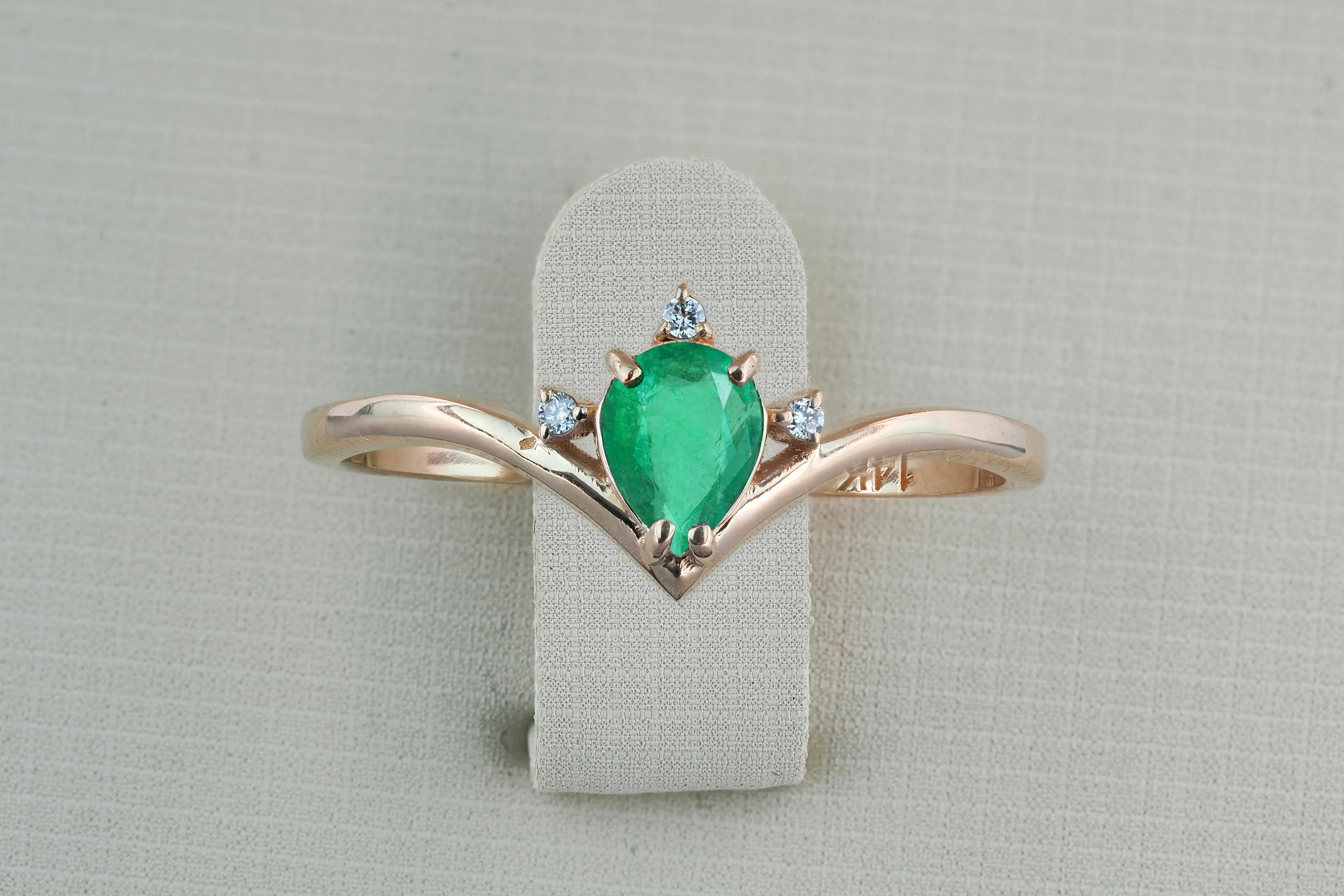 For Sale:  Pear emerald 14k gold ring. 5