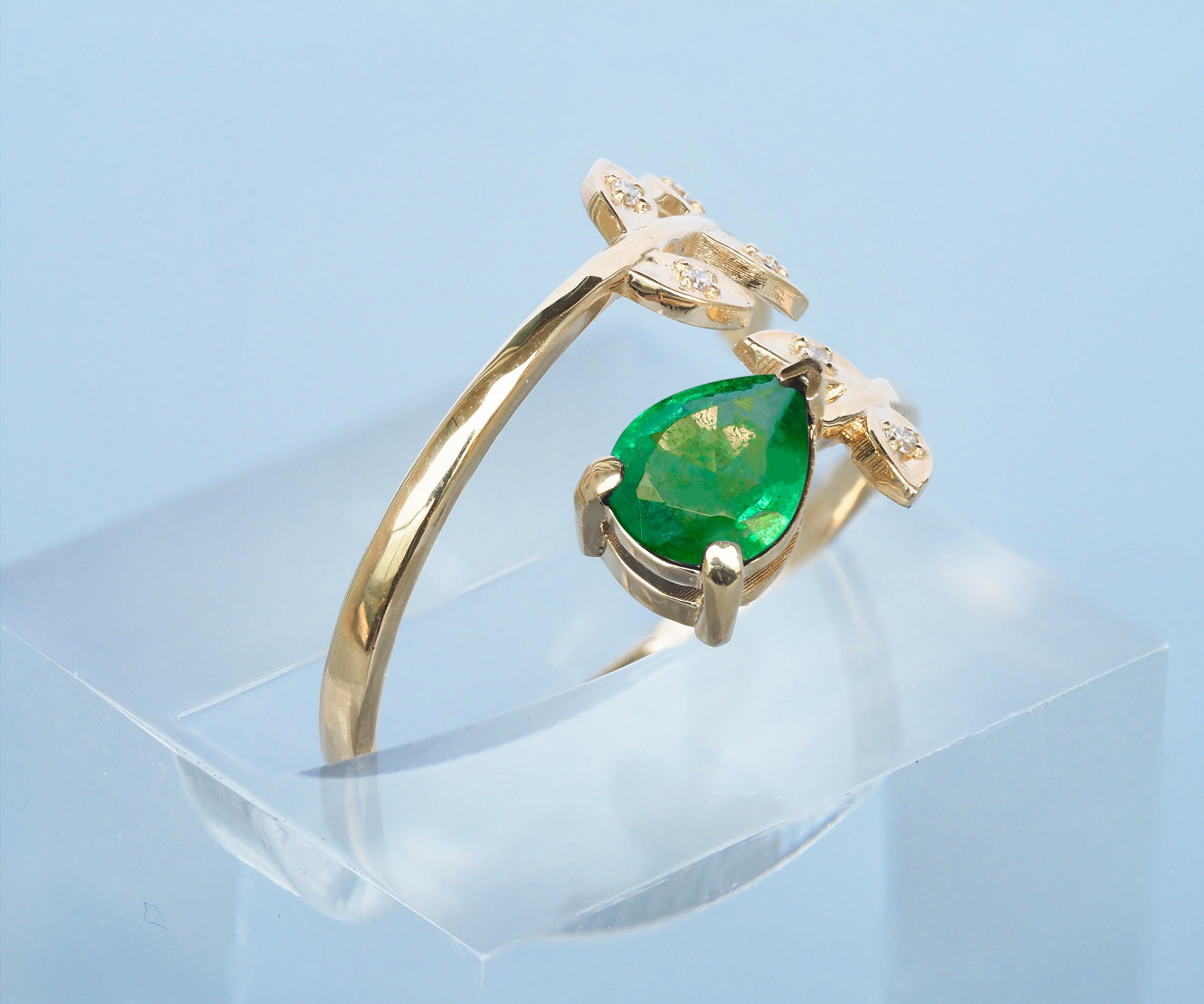 Women's Pear Emerald 14k gold ring.  For Sale